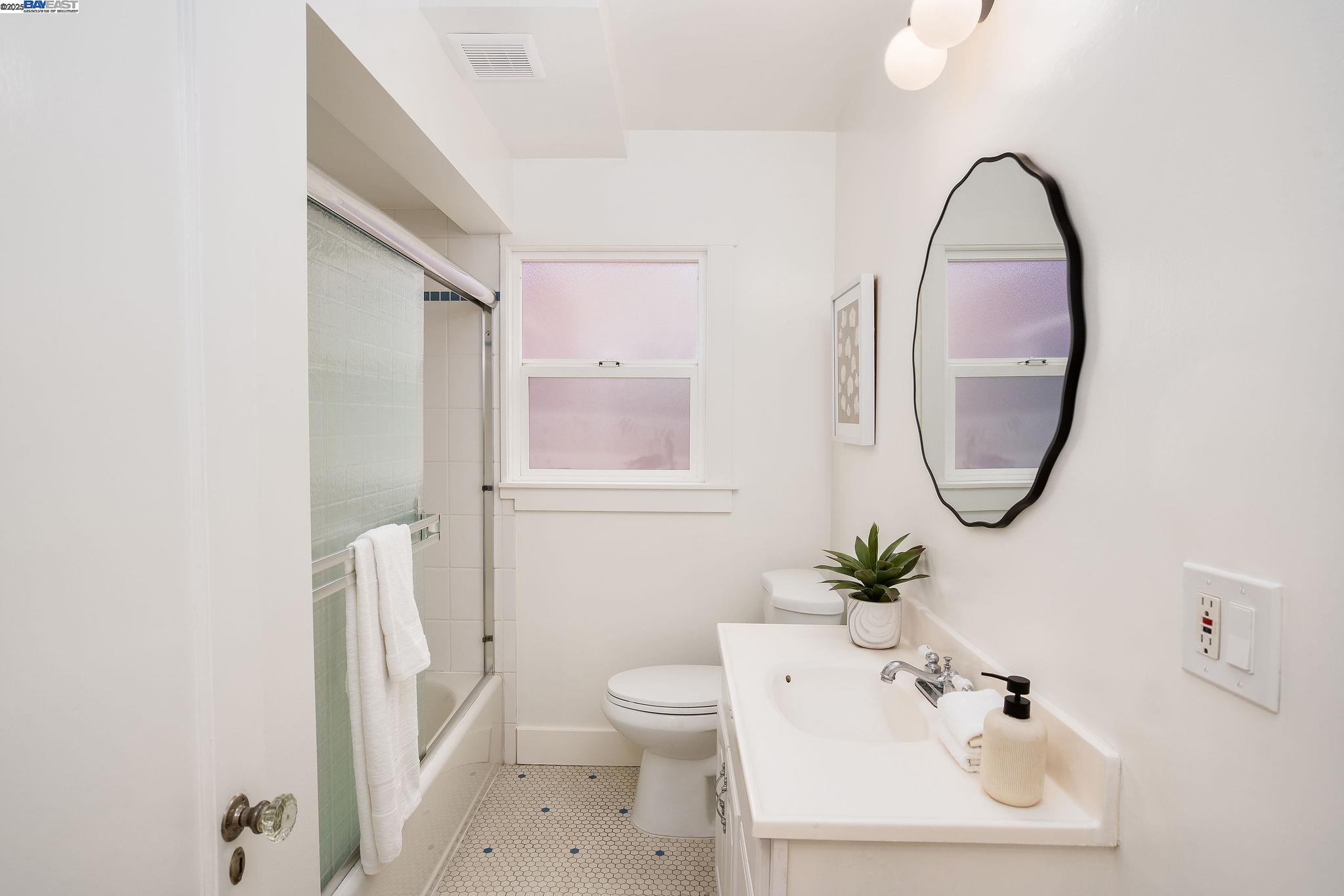Detail Gallery Image 14 of 47 For 5731 Hermann St, Oakland,  CA 94609 - 4 Beds | 2 Baths