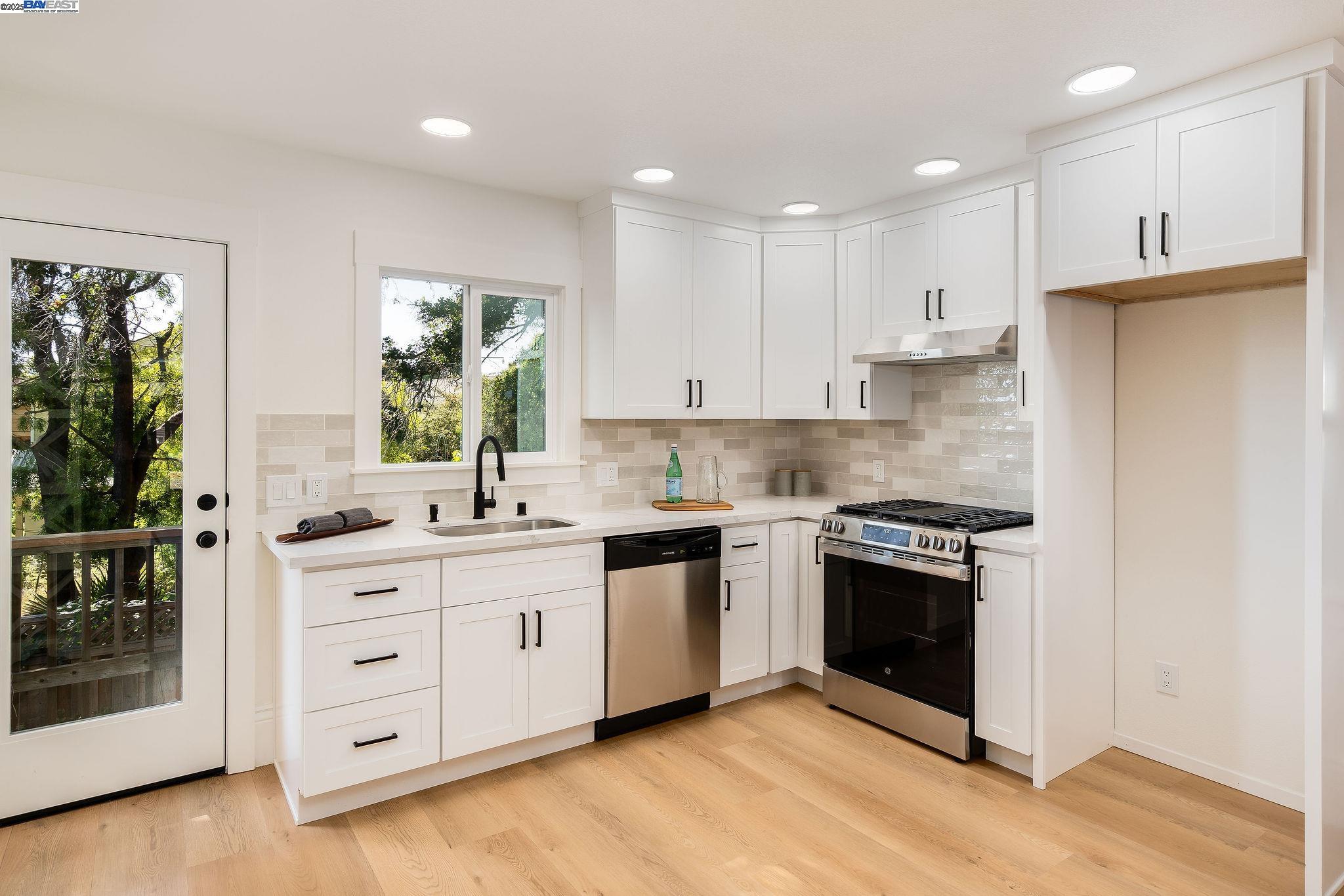 Detail Gallery Image 32 of 47 For 5731 Hermann St, Oakland,  CA 94609 - 4 Beds | 2 Baths
