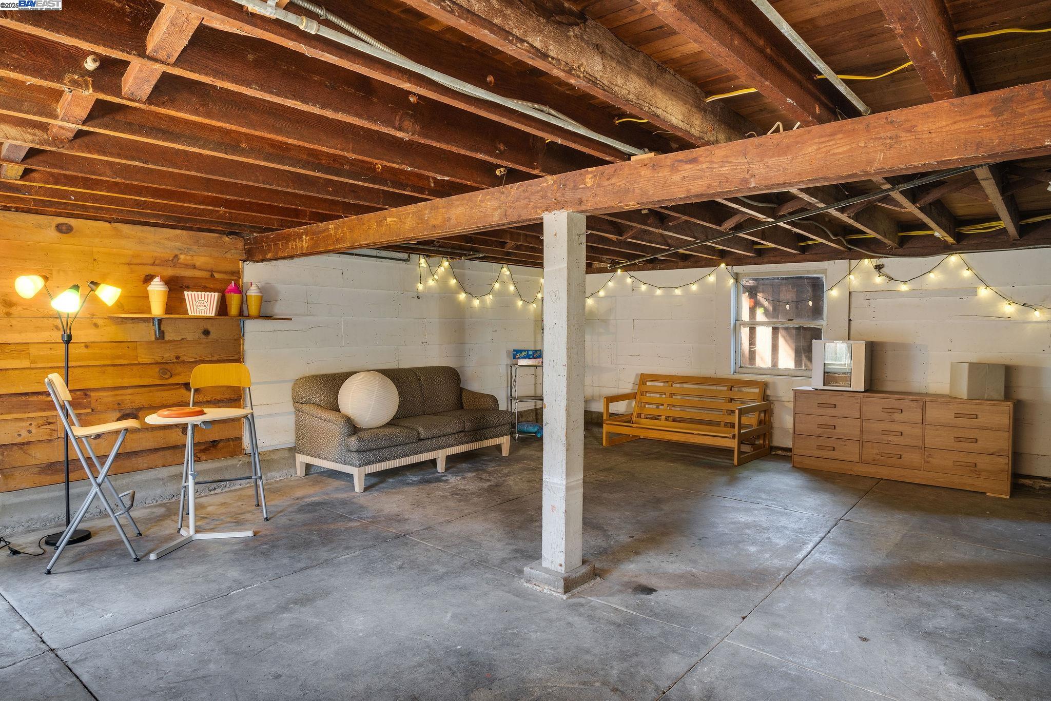 Detail Gallery Image 45 of 47 For 5731 Hermann St, Oakland,  CA 94609 - 4 Beds | 2 Baths
