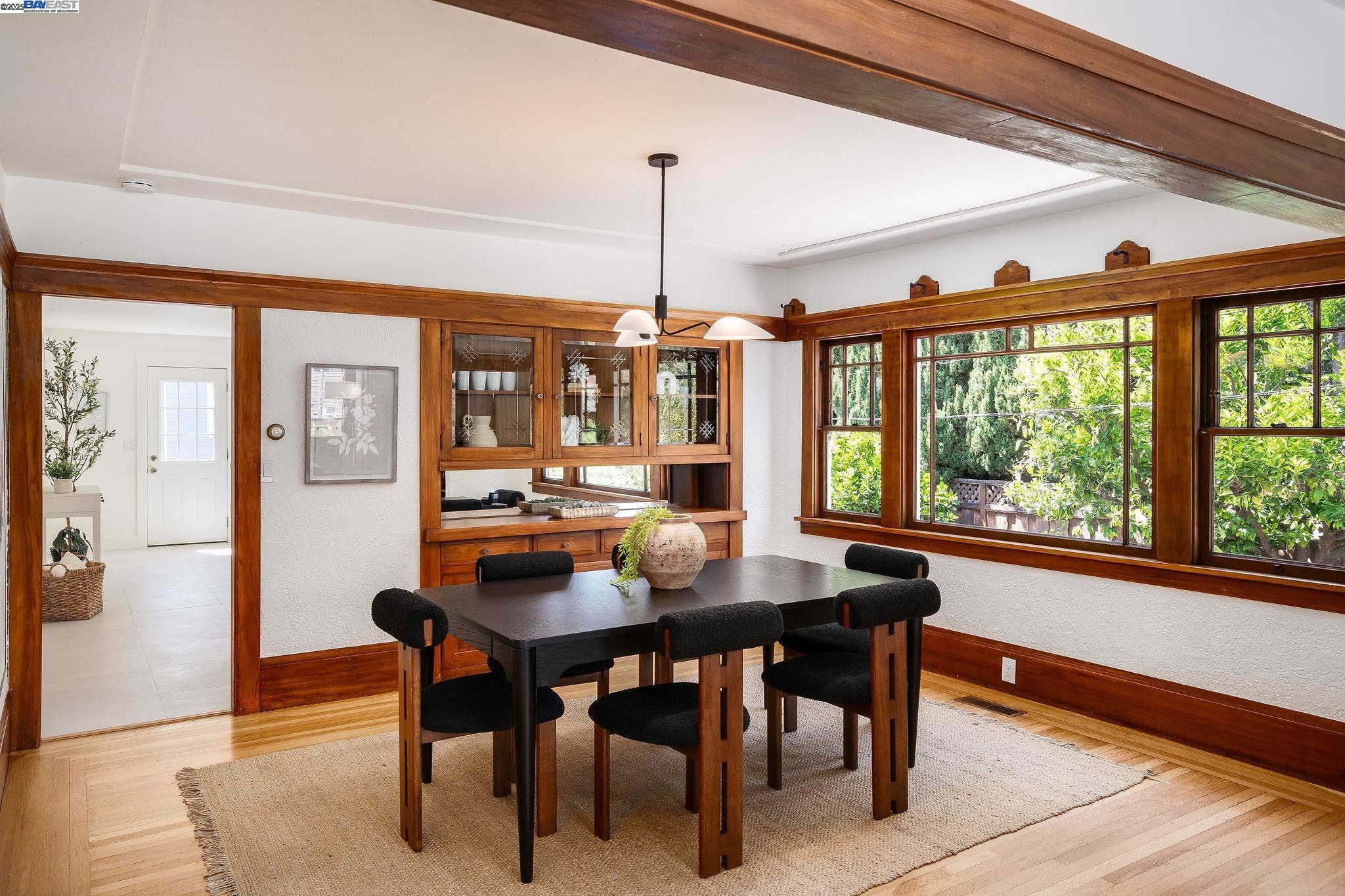 Detail Gallery Image 6 of 47 For 5731 Hermann St, Oakland,  CA 94609 - 4 Beds | 2 Baths