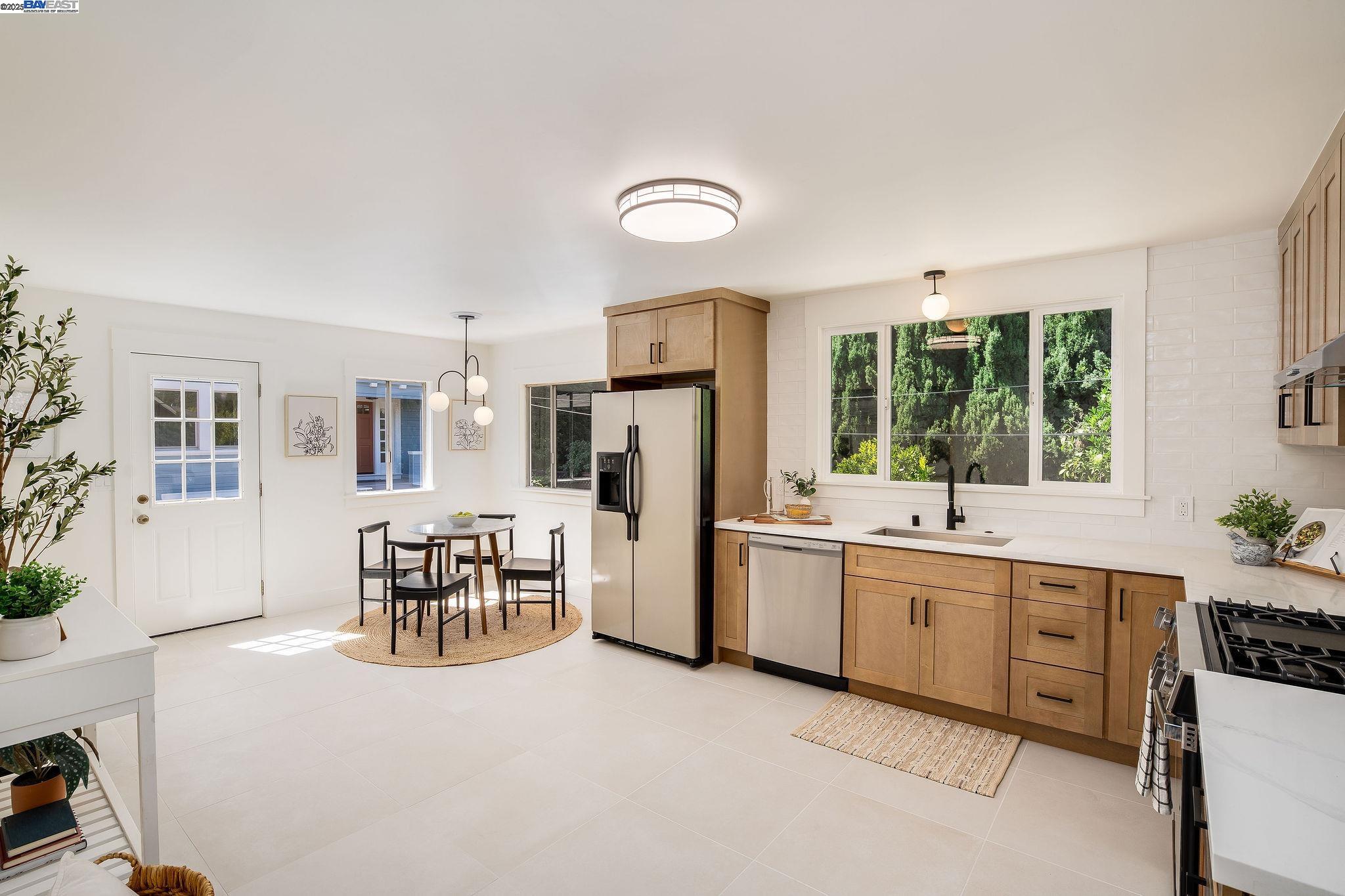 Detail Gallery Image 7 of 47 For 5731 Hermann St, Oakland,  CA 94609 - 4 Beds | 2 Baths