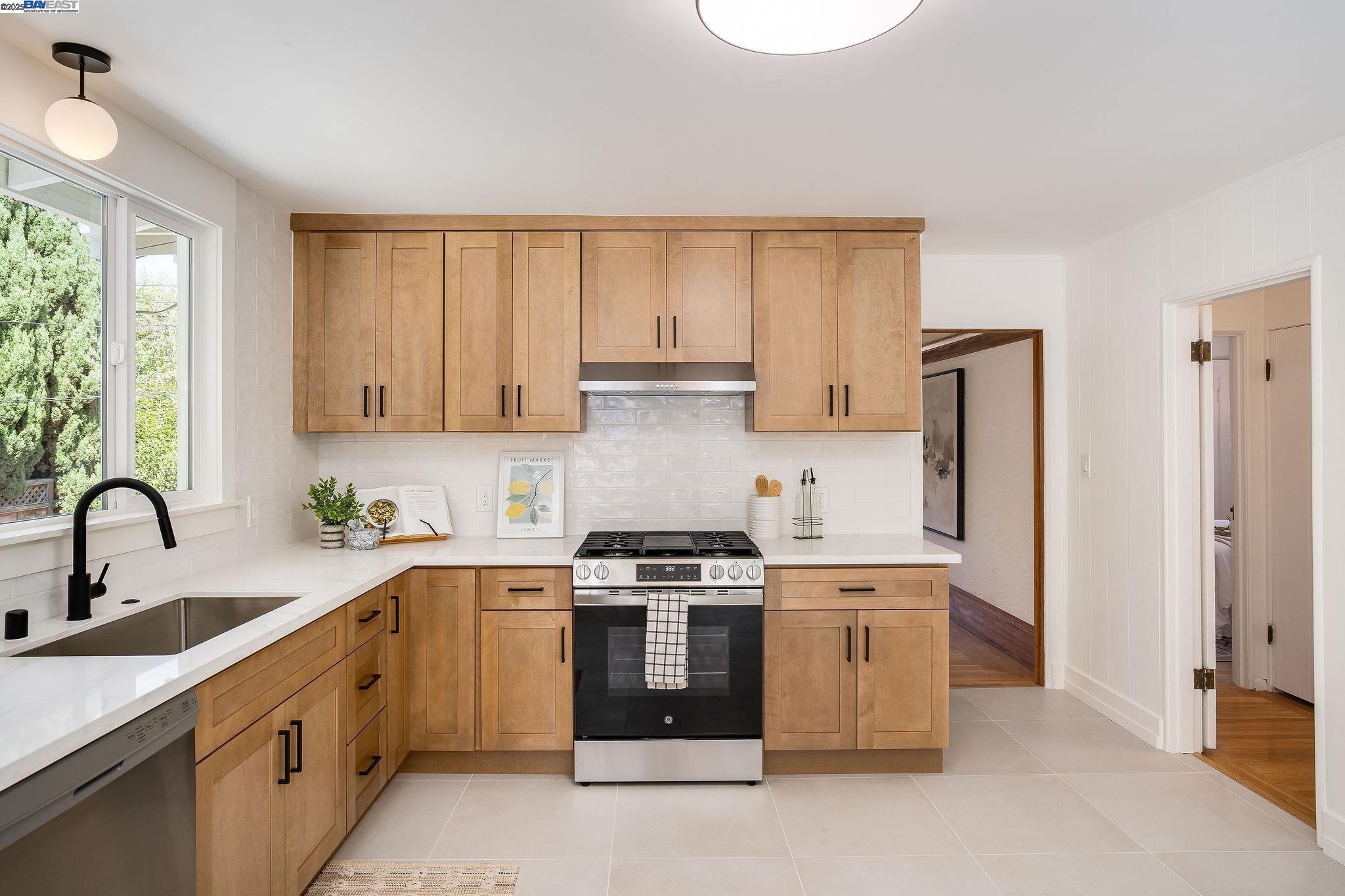 Detail Gallery Image 9 of 47 For 5731 Hermann St, Oakland,  CA 94609 - 4 Beds | 2 Baths