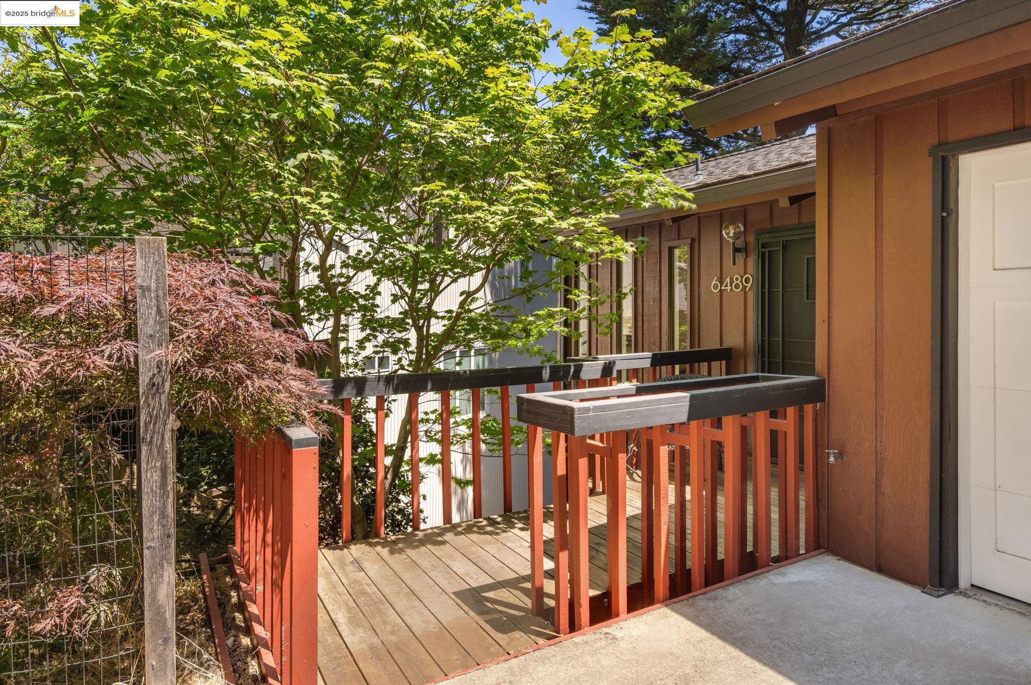 Detail Gallery Image 2 of 34 For 6489 Girvin Dr, Oakland,  CA 94611 - 3 Beds | 2 Baths