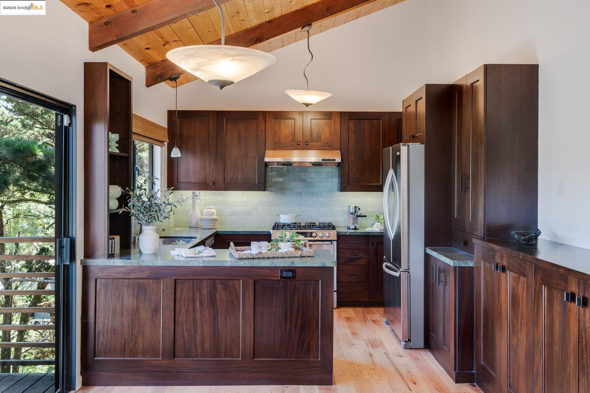 Detail Gallery Image 11 of 34 For 6489 Girvin Dr, Oakland,  CA 94611 - 3 Beds | 2 Baths