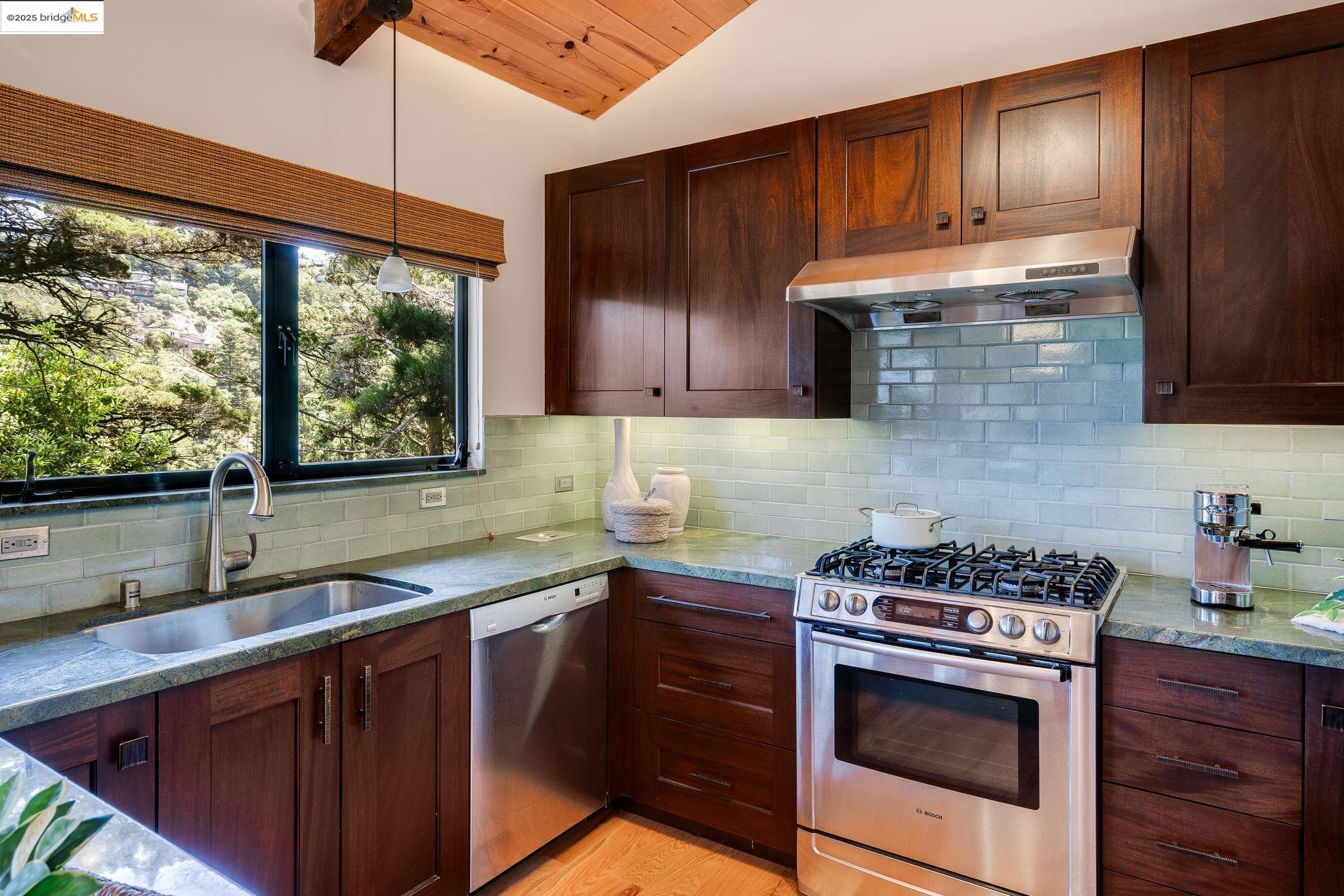 Detail Gallery Image 13 of 34 For 6489 Girvin Dr, Oakland,  CA 94611 - 3 Beds | 2 Baths
