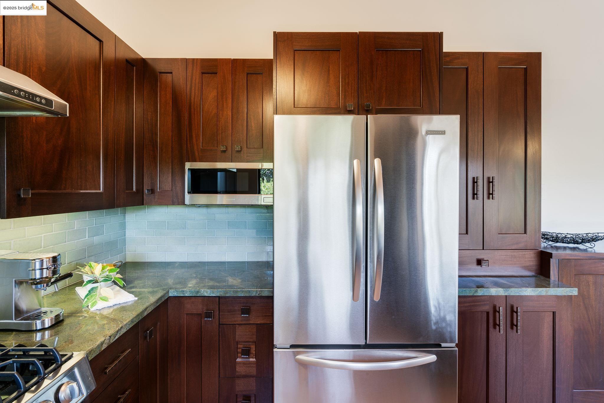 Detail Gallery Image 14 of 34 For 6489 Girvin Dr, Oakland,  CA 94611 - 3 Beds | 2 Baths