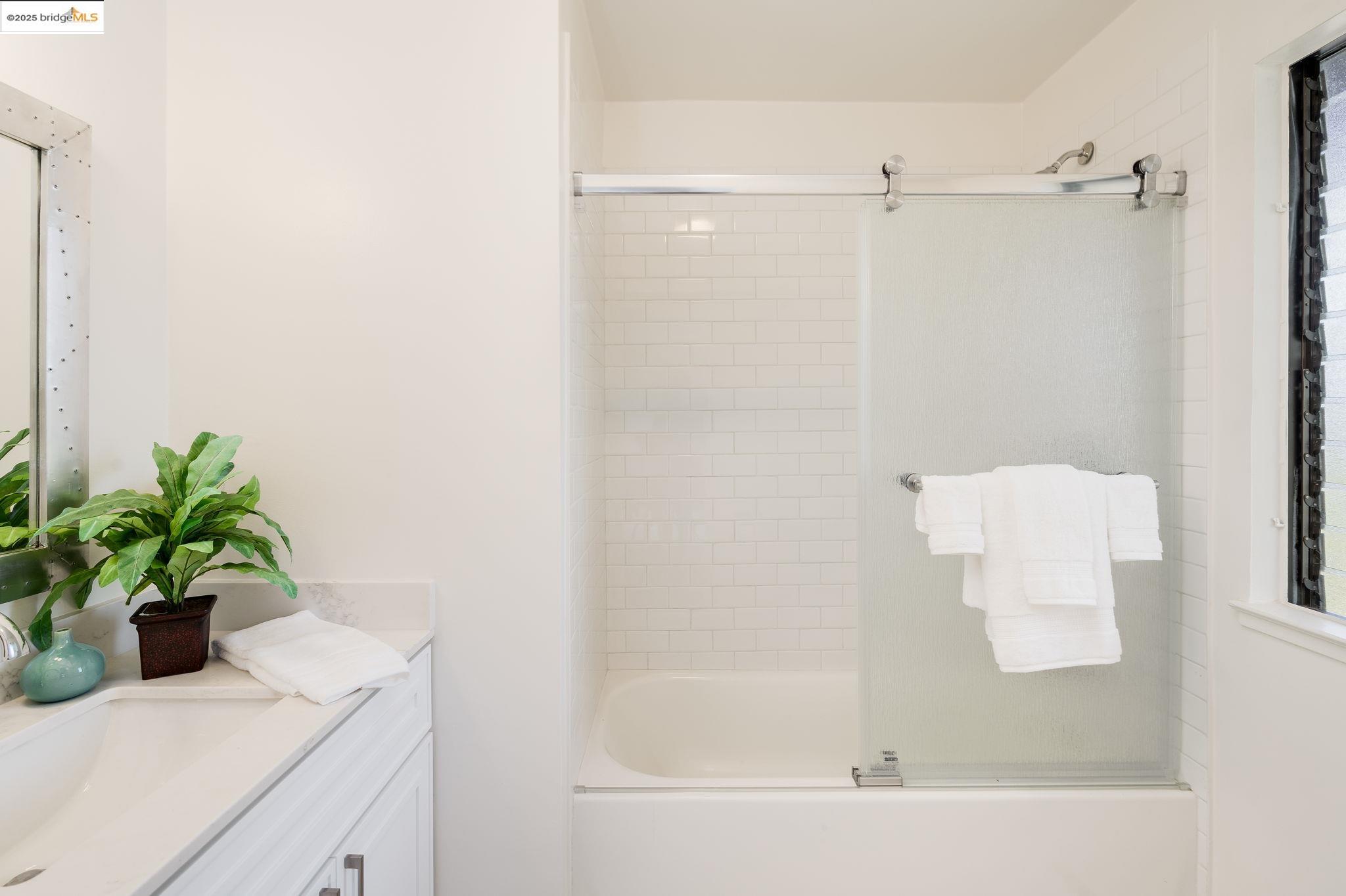Detail Gallery Image 21 of 34 For 6489 Girvin Dr, Oakland,  CA 94611 - 3 Beds | 2 Baths