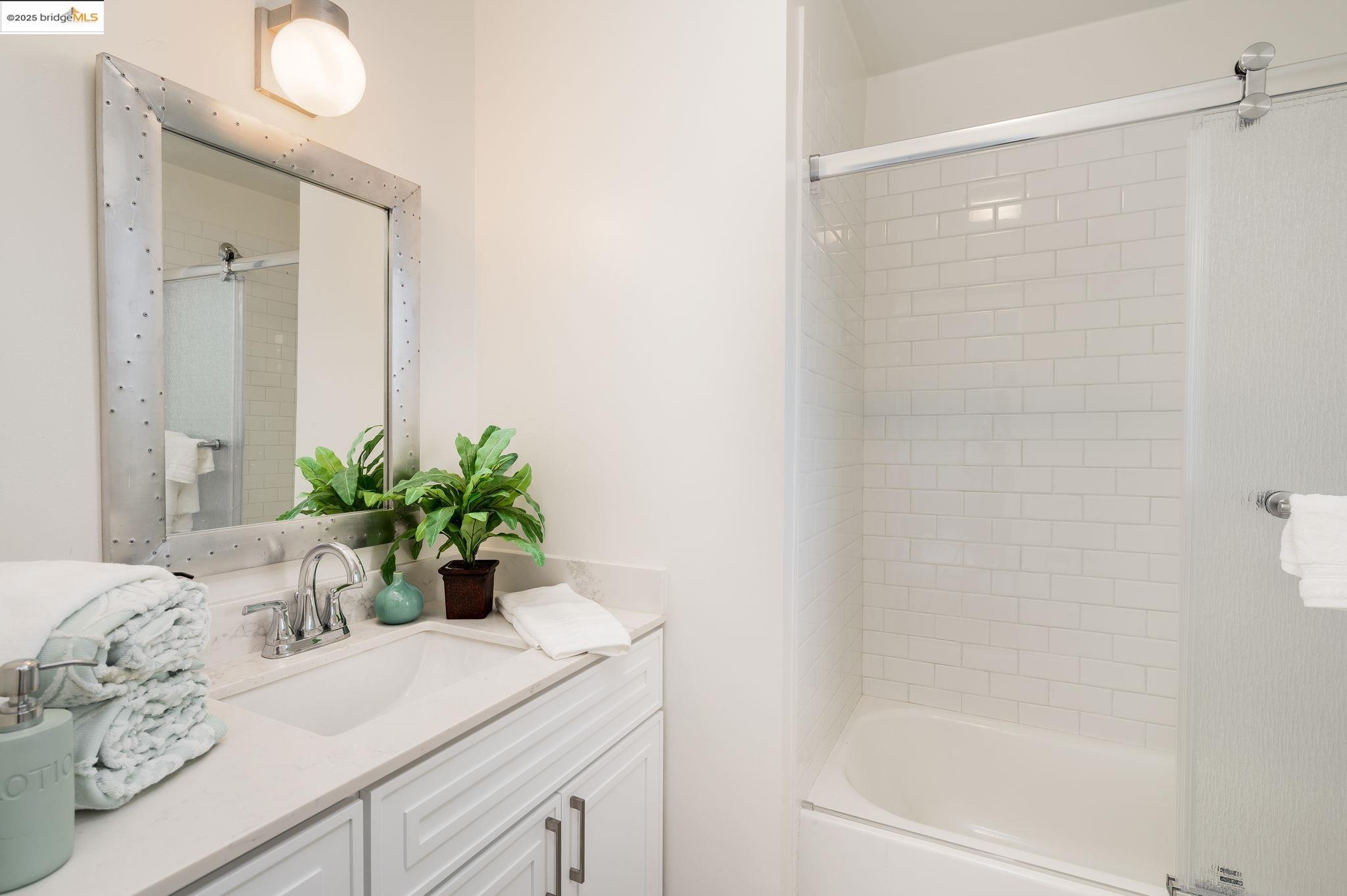 Detail Gallery Image 22 of 34 For 6489 Girvin Dr, Oakland,  CA 94611 - 3 Beds | 2 Baths