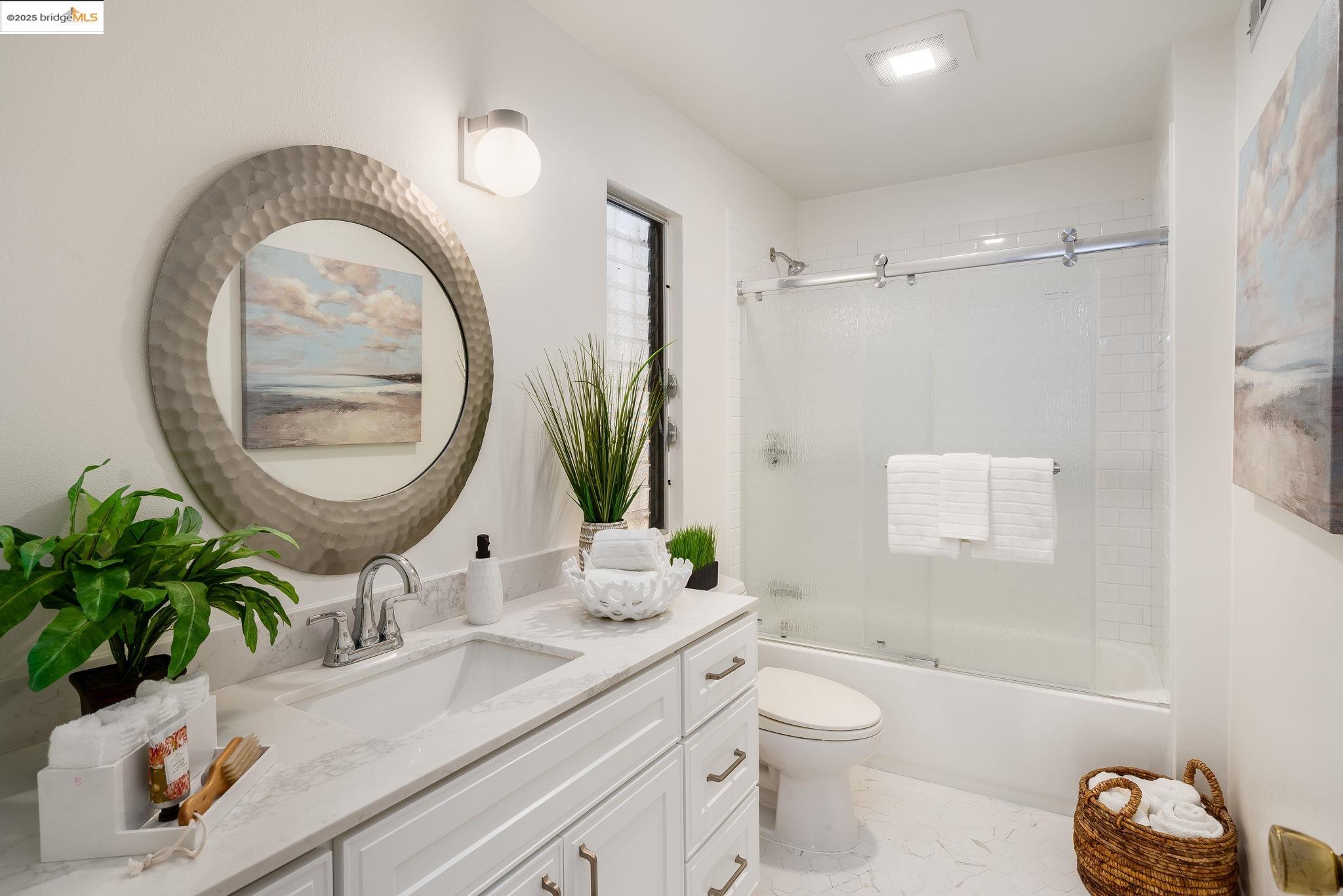 Detail Gallery Image 31 of 34 For 6489 Girvin Dr, Oakland,  CA 94611 - 3 Beds | 2 Baths