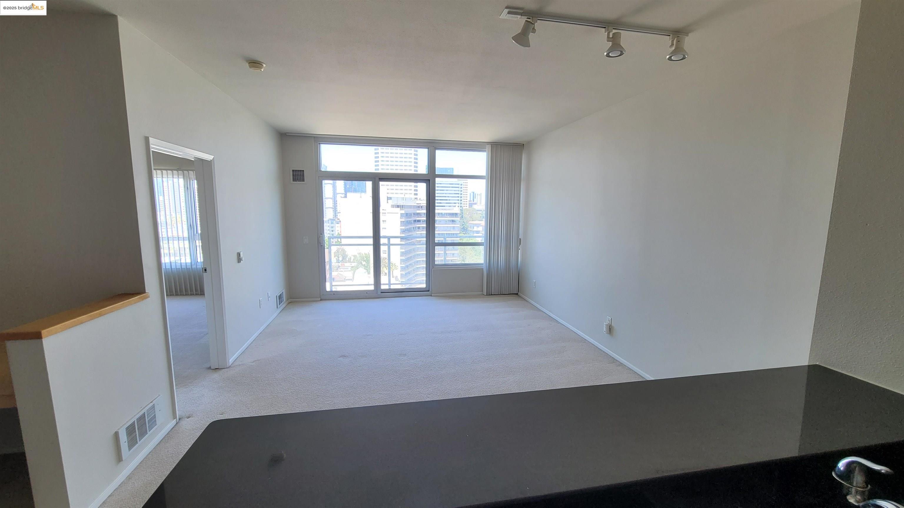 Detail Gallery Image 2 of 26 For 1 Lakeside Dr #1509,  Oakland,  CA 94612 - 1 Beds | 1 Baths