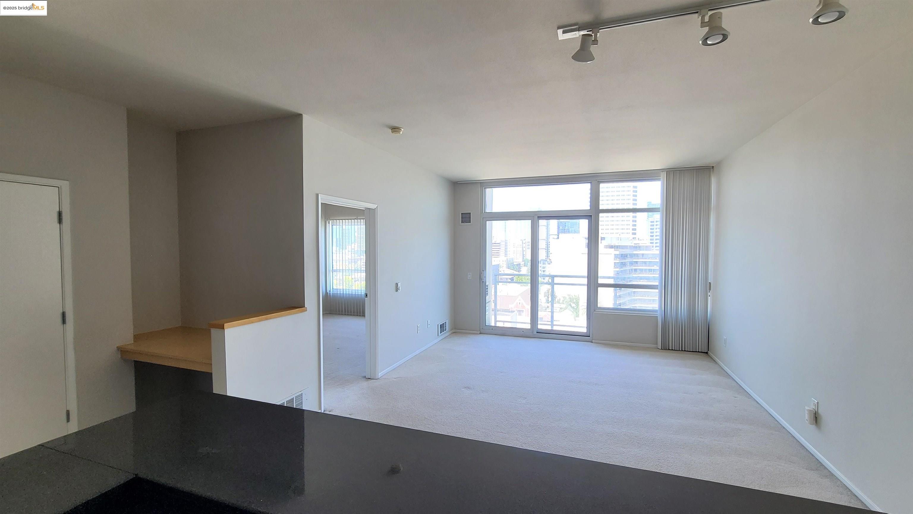 Detail Gallery Image 3 of 26 For 1 Lakeside Dr #1509,  Oakland,  CA 94612 - 1 Beds | 1 Baths