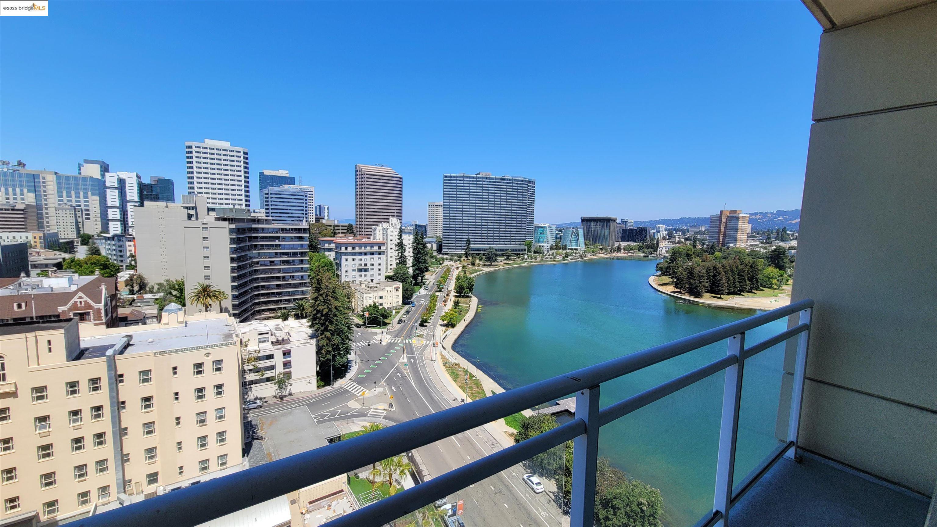 Detail Gallery Image 4 of 26 For 1 Lakeside Dr #1509,  Oakland,  CA 94612 - 1 Beds | 1 Baths
