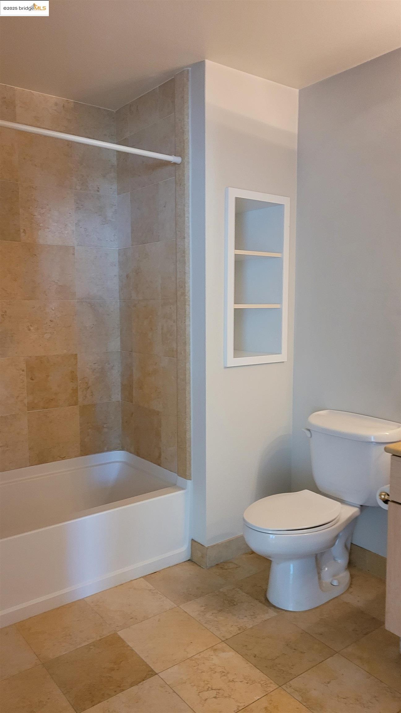 Detail Gallery Image 6 of 26 For 1 Lakeside Dr #1509,  Oakland,  CA 94612 - 1 Beds | 1 Baths
