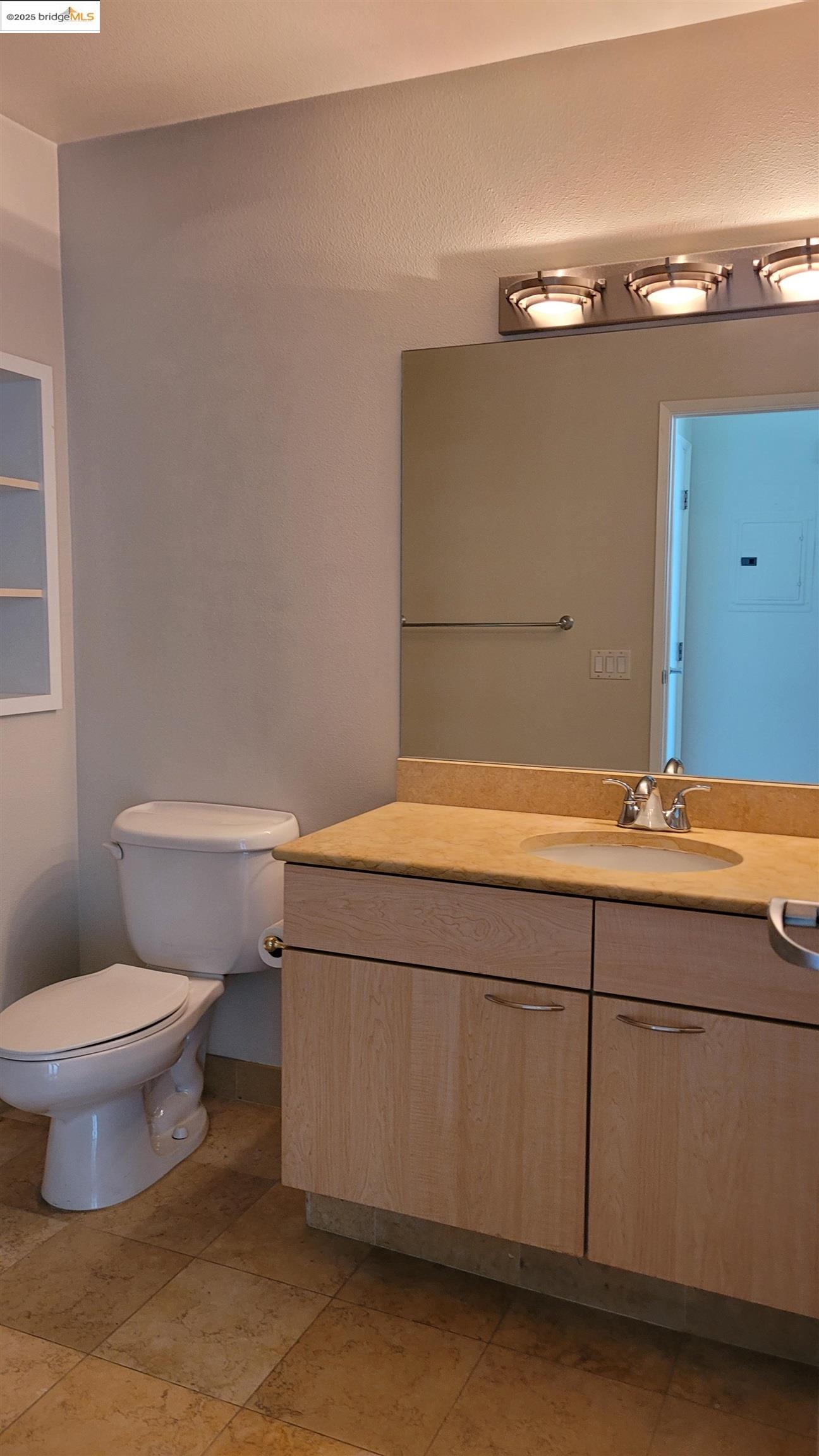 Detail Gallery Image 7 of 26 For 1 Lakeside Dr #1509,  Oakland,  CA 94612 - 1 Beds | 1 Baths