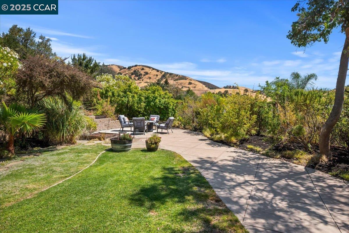 Detail Gallery Image 8 of 45 For 1008 Rolling Woods Way, Concord,  CA 94521 - 5 Beds | 3 Baths