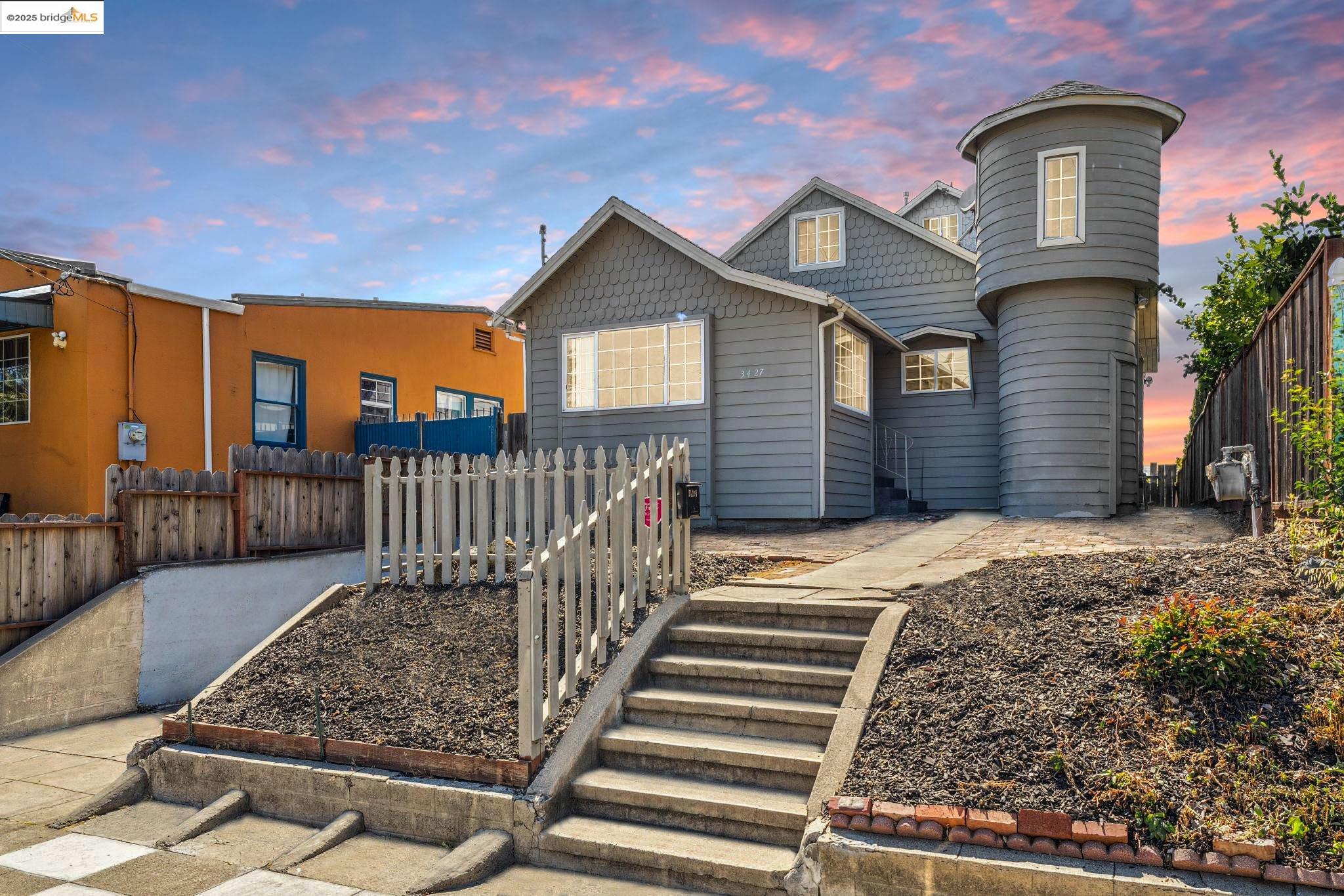 Detail Gallery Image 2 of 54 For 3427 Laguna Ave, Oakland,  CA 94602 - 4 Beds | 3 Baths