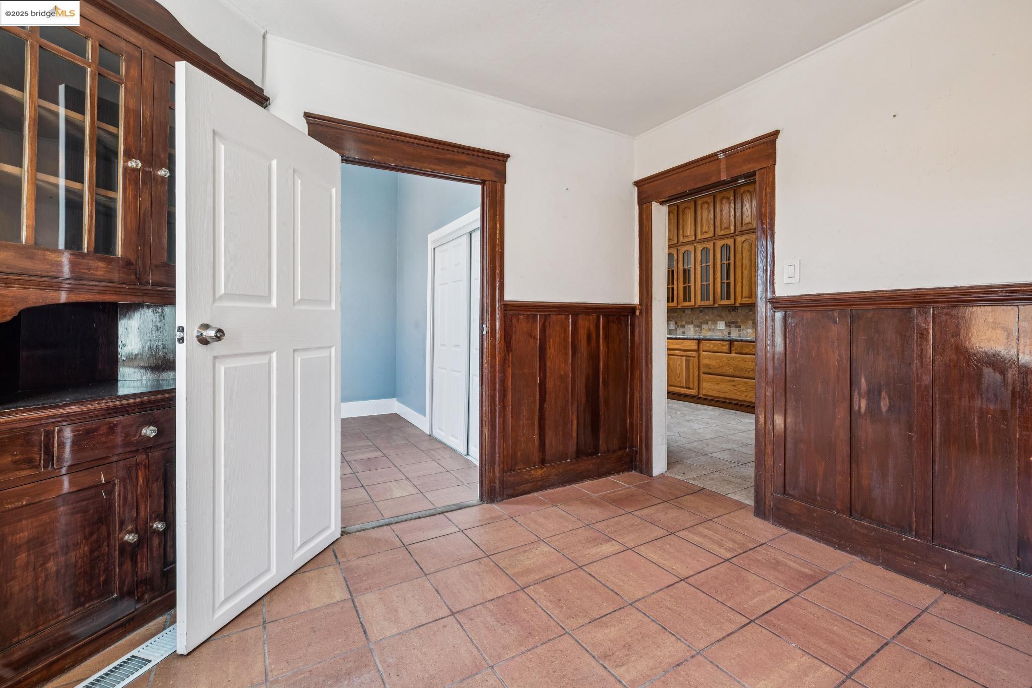 Detail Gallery Image 11 of 54 For 3427 Laguna Ave, Oakland,  CA 94602 - 4 Beds | 3 Baths