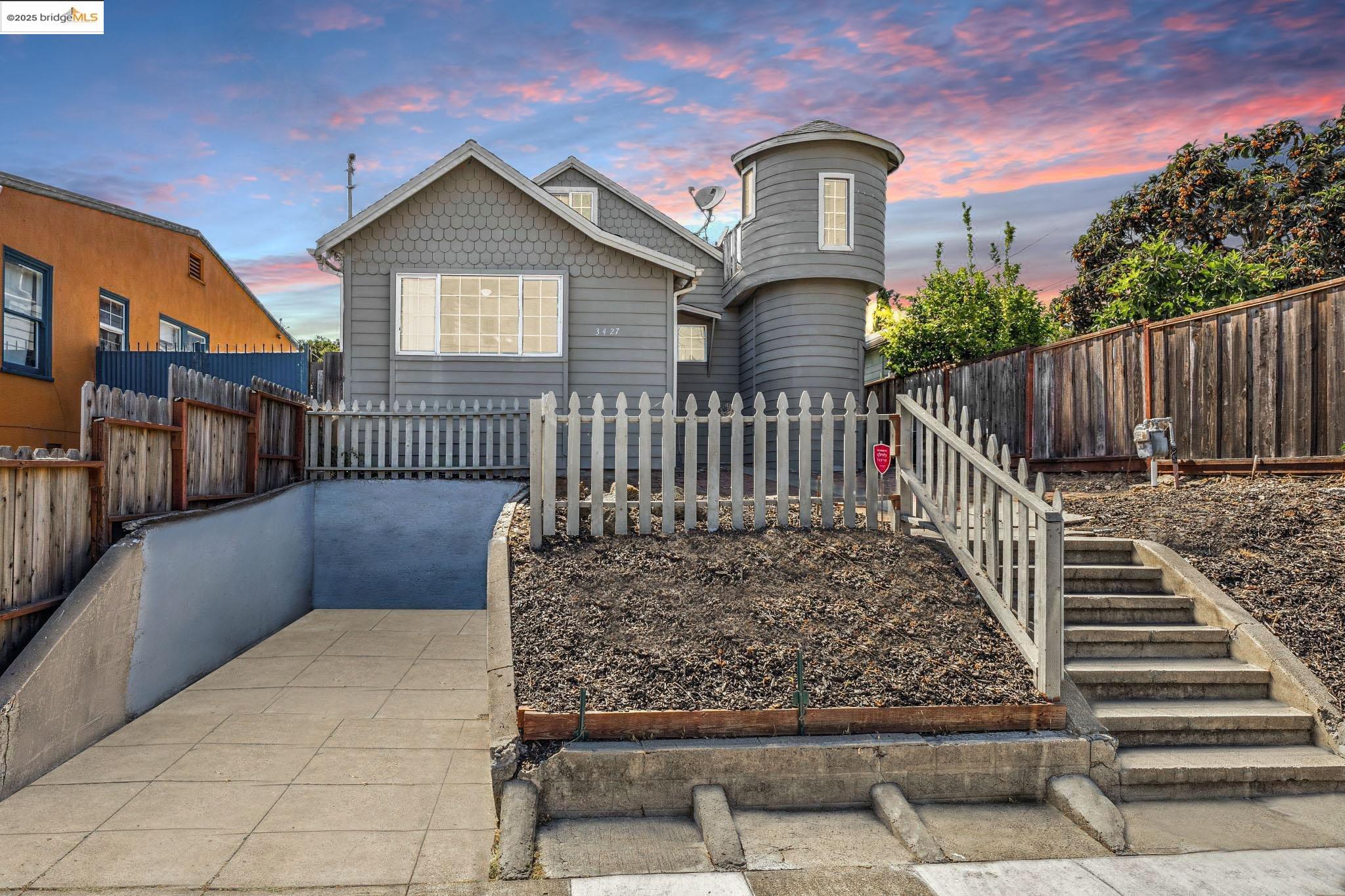Detail Gallery Image 3 of 54 For 3427 Laguna Ave, Oakland,  CA 94602 - 4 Beds | 3 Baths