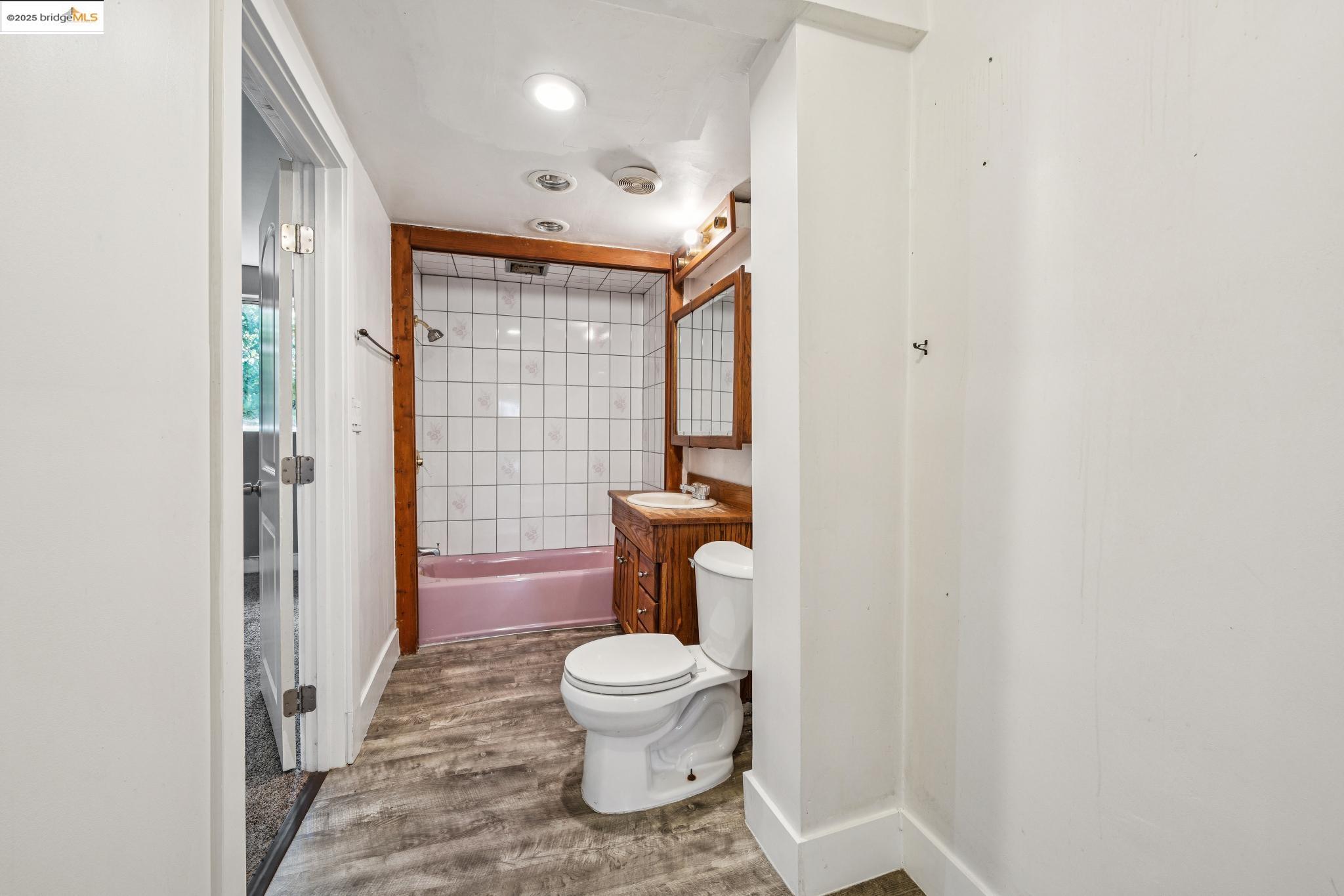 Detail Gallery Image 28 of 54 For 3427 Laguna Ave, Oakland,  CA 94602 - 4 Beds | 3 Baths