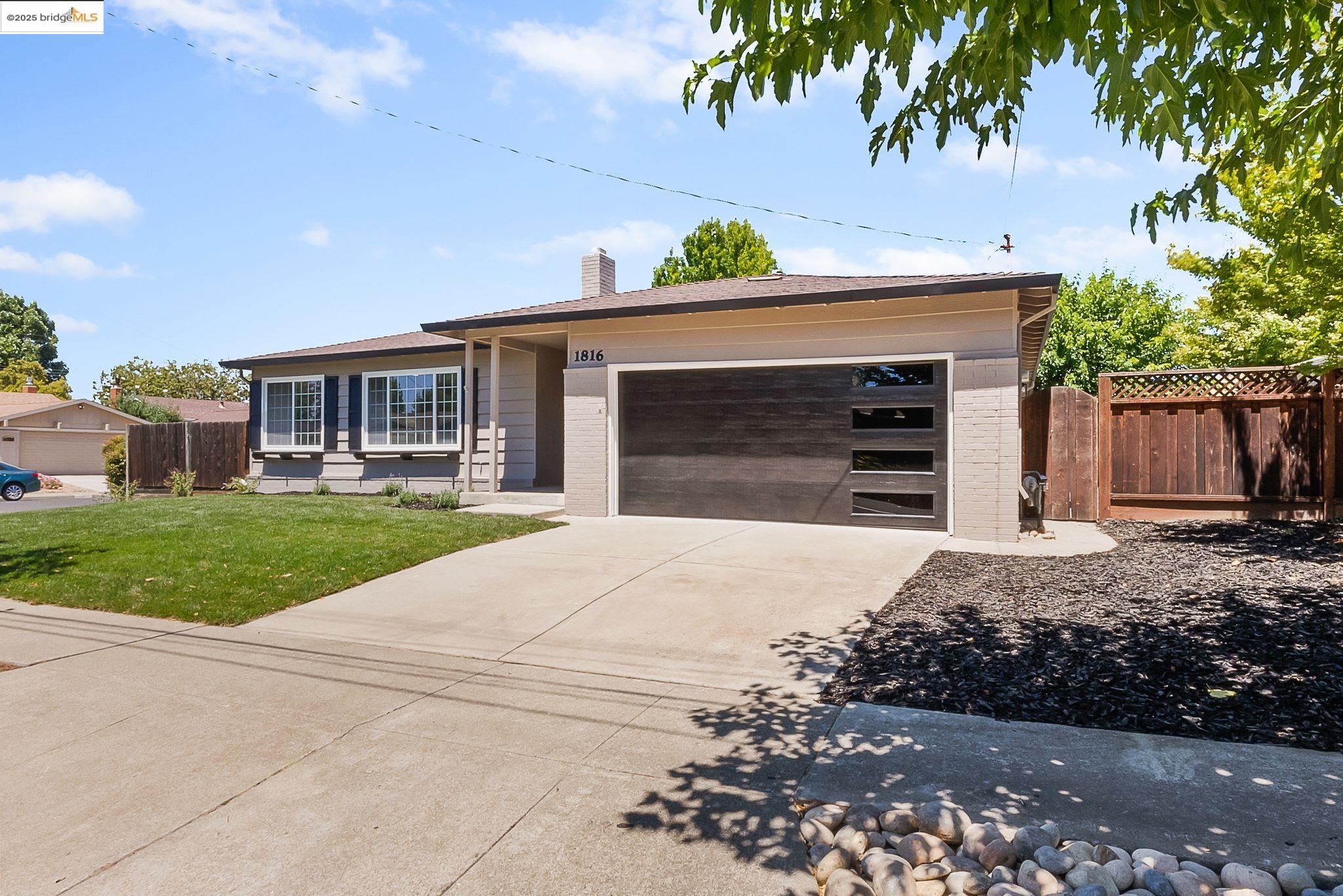Detail Gallery Image 2 of 50 For 1816 Lynwood Dr, Concord,  CA 94519 - 4 Beds | 2 Baths