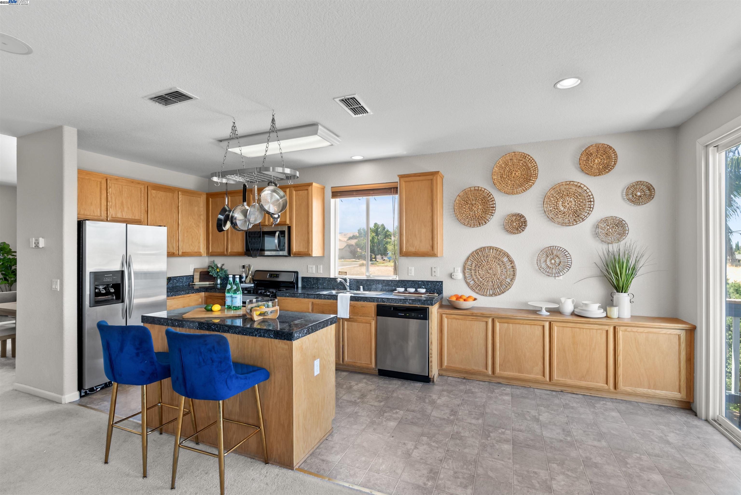 Detail Gallery Image 8 of 49 For 2005 Carpinteria Dr, Antioch,  CA 94509 - 4 Beds | 3 Baths