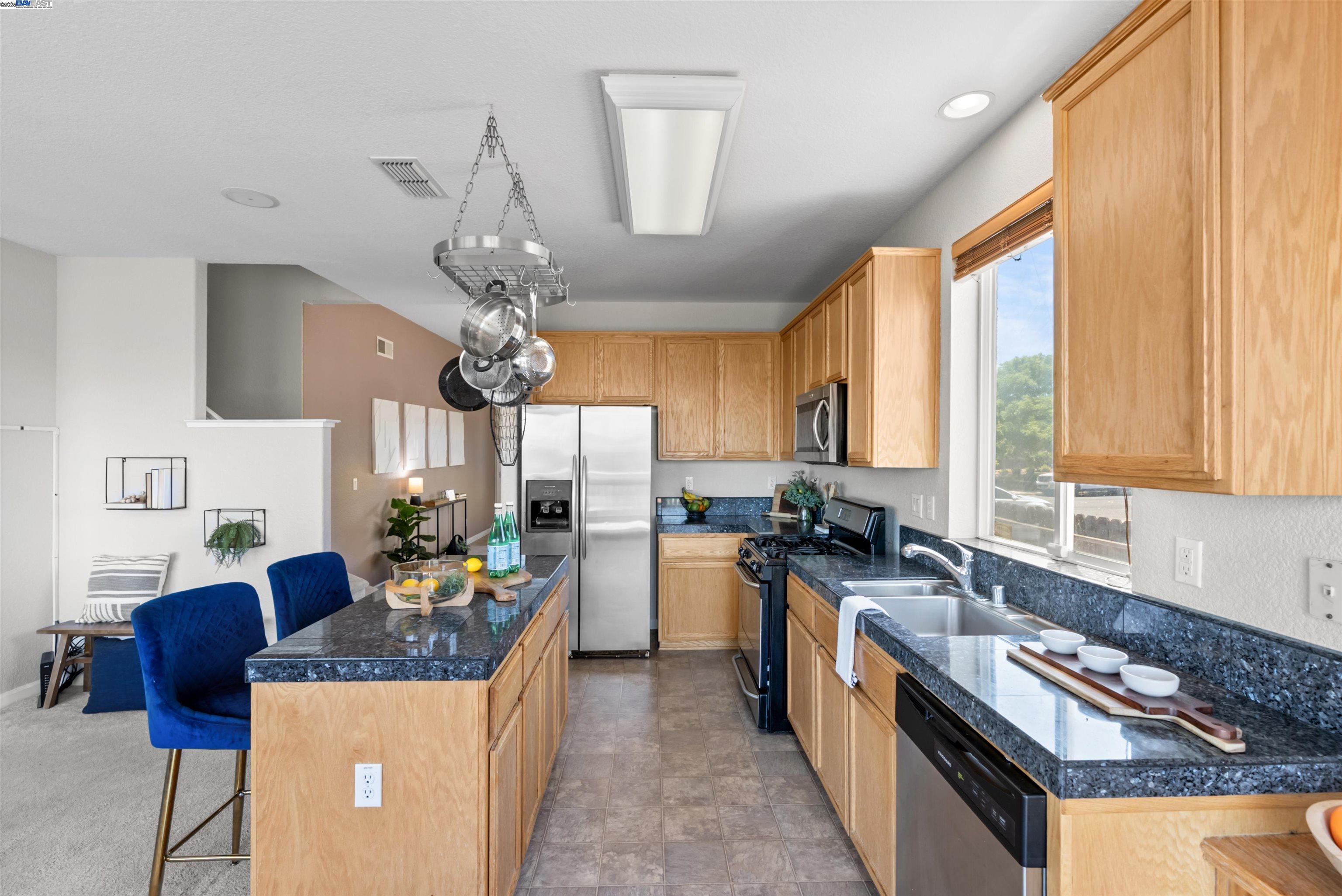 Detail Gallery Image 9 of 49 For 2005 Carpinteria Dr, Antioch,  CA 94509 - 4 Beds | 3 Baths
