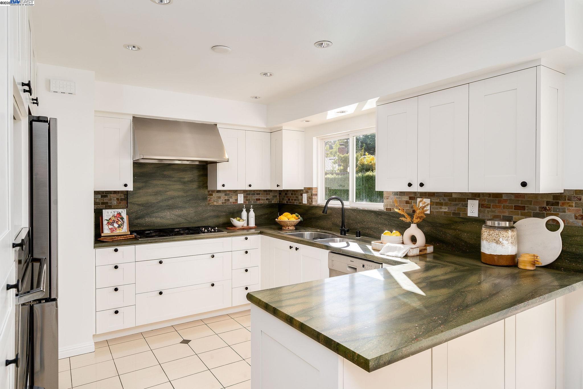 Detail Gallery Image 14 of 43 For 11640 Luna Ct, Dublin,  CA 94568 - 5 Beds | 2/1 Baths