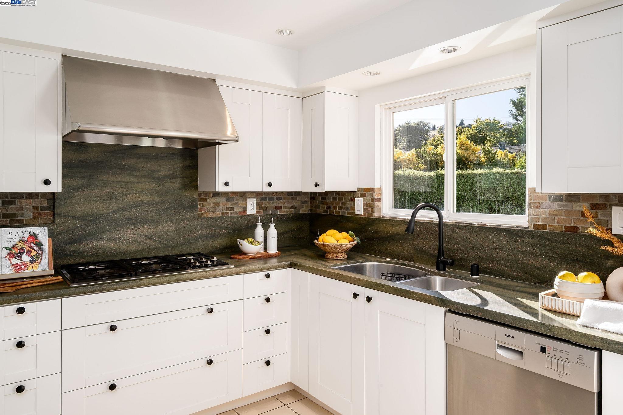 Detail Gallery Image 15 of 43 For 11640 Luna Ct, Dublin,  CA 94568 - 5 Beds | 2/1 Baths
