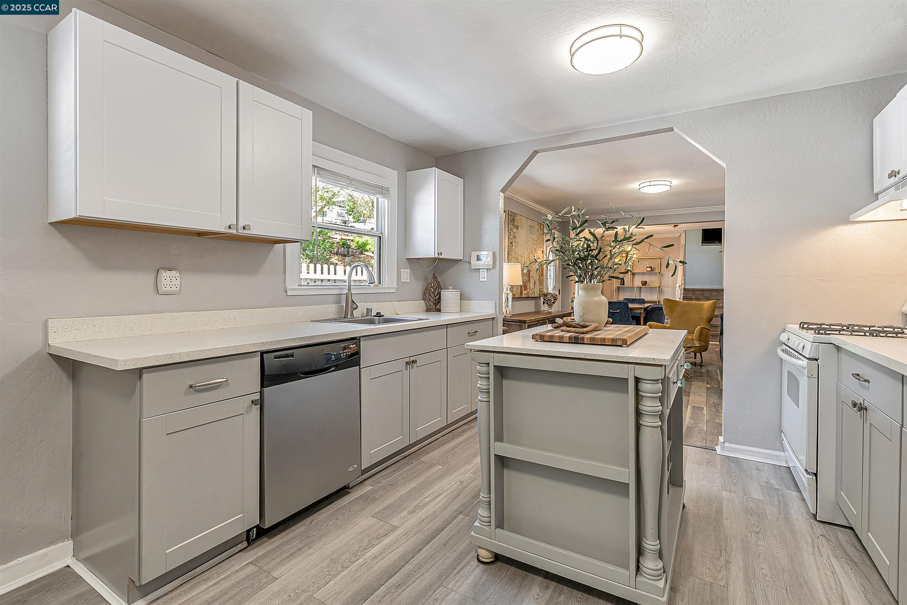 Detail Gallery Image 13 of 55 For 2230 Pomona Ave, Martinez,  CA 94553 - 5 Beds | 3 Baths