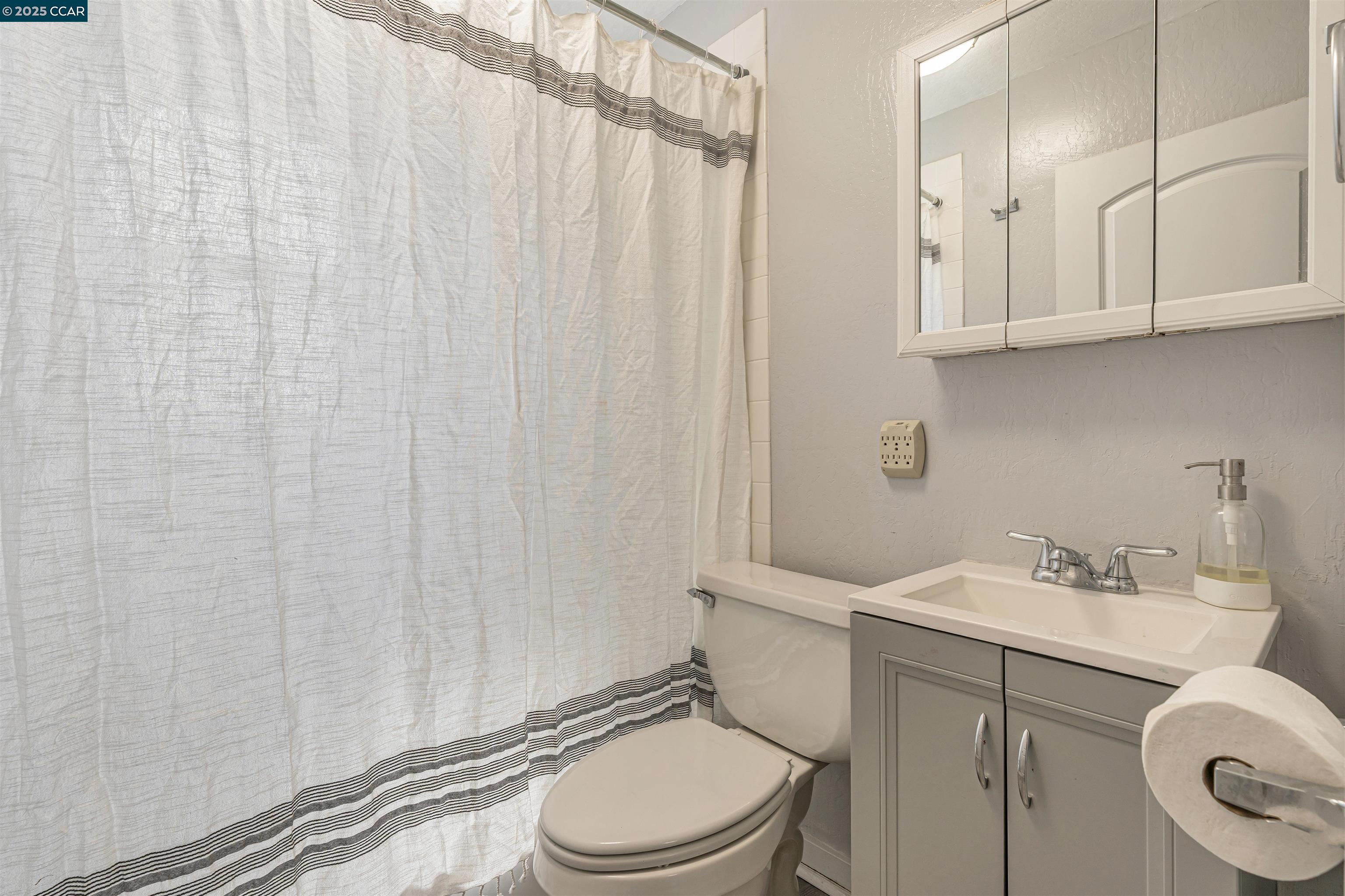 Detail Gallery Image 27 of 55 For 2230 Pomona Ave, Martinez,  CA 94553 - 5 Beds | 3 Baths
