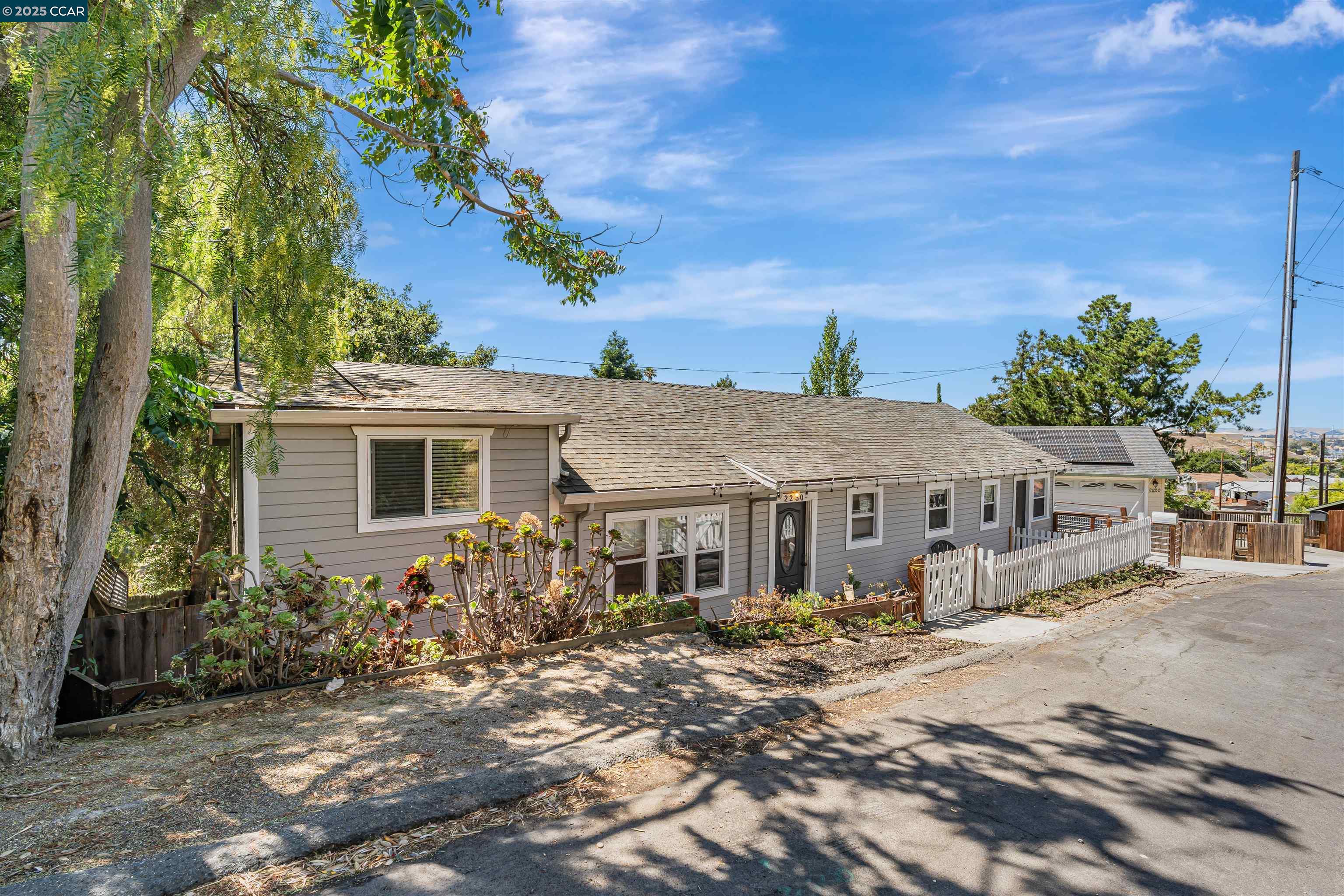 Detail Gallery Image 4 of 55 For 2230 Pomona Ave, Martinez,  CA 94553 - 5 Beds | 3 Baths