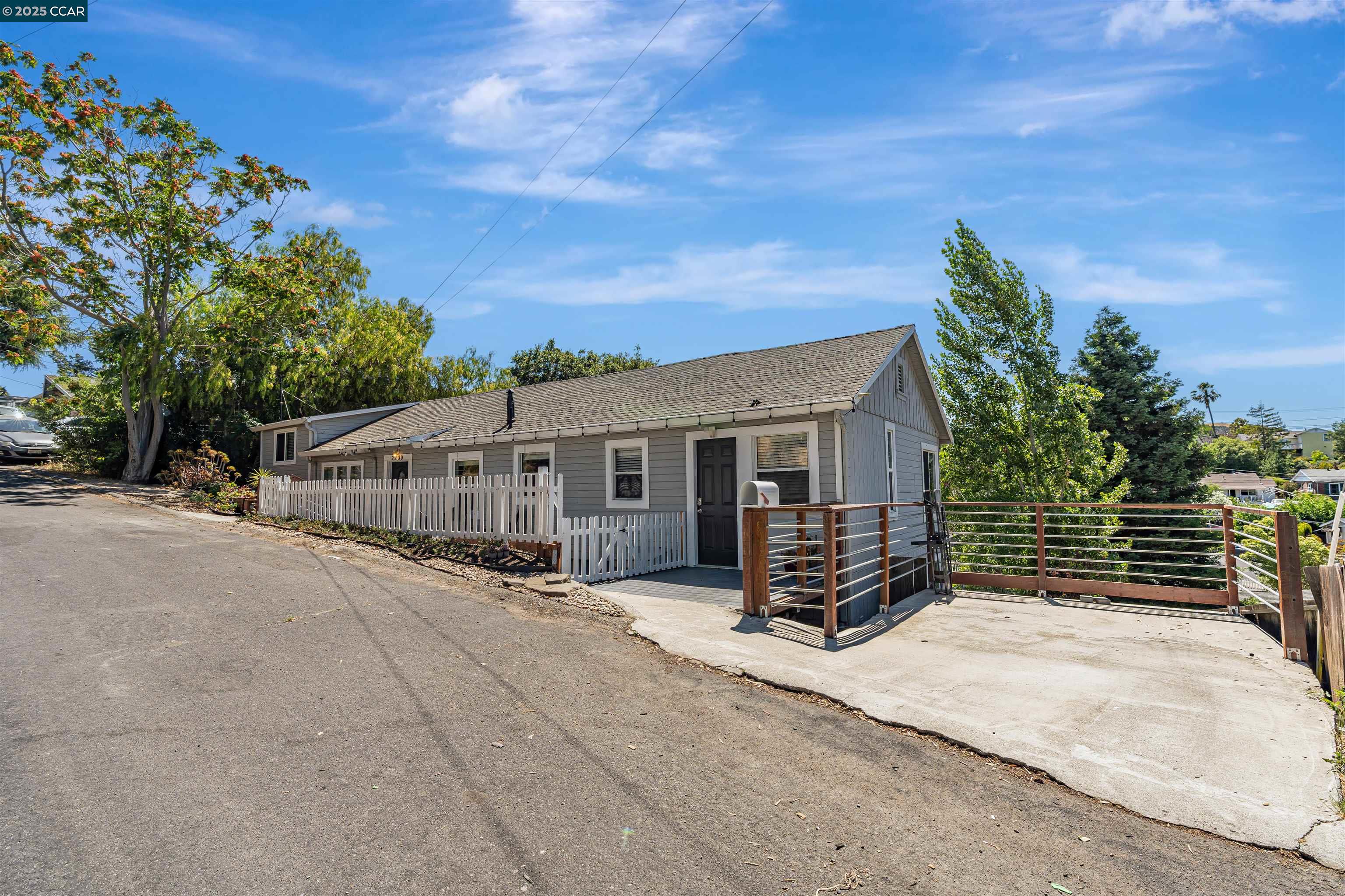 Detail Gallery Image 5 of 55 For 2230 Pomona Ave, Martinez,  CA 94553 - 5 Beds | 3 Baths