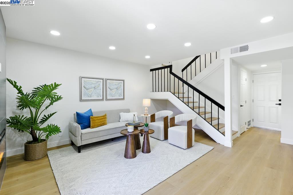 Detail Gallery Image 4 of 56 For 739 Aries Ln, Foster City,  CA 94404 - 3 Beds | 2/1 Baths