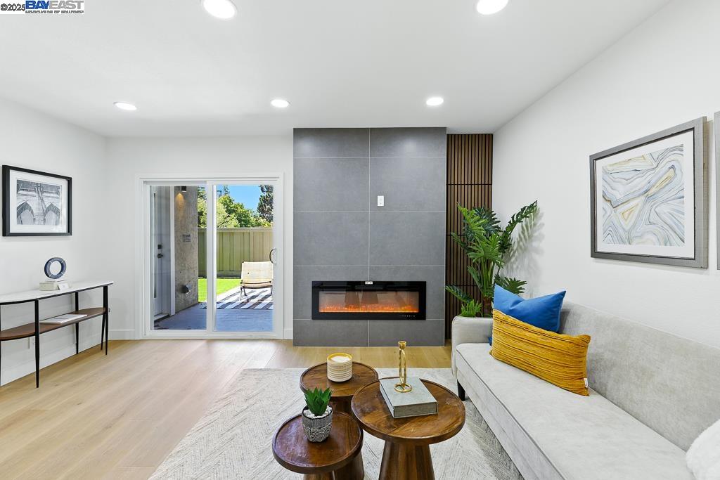 Detail Gallery Image 8 of 56 For 739 Aries Ln, Foster City,  CA 94404 - 3 Beds | 2/1 Baths