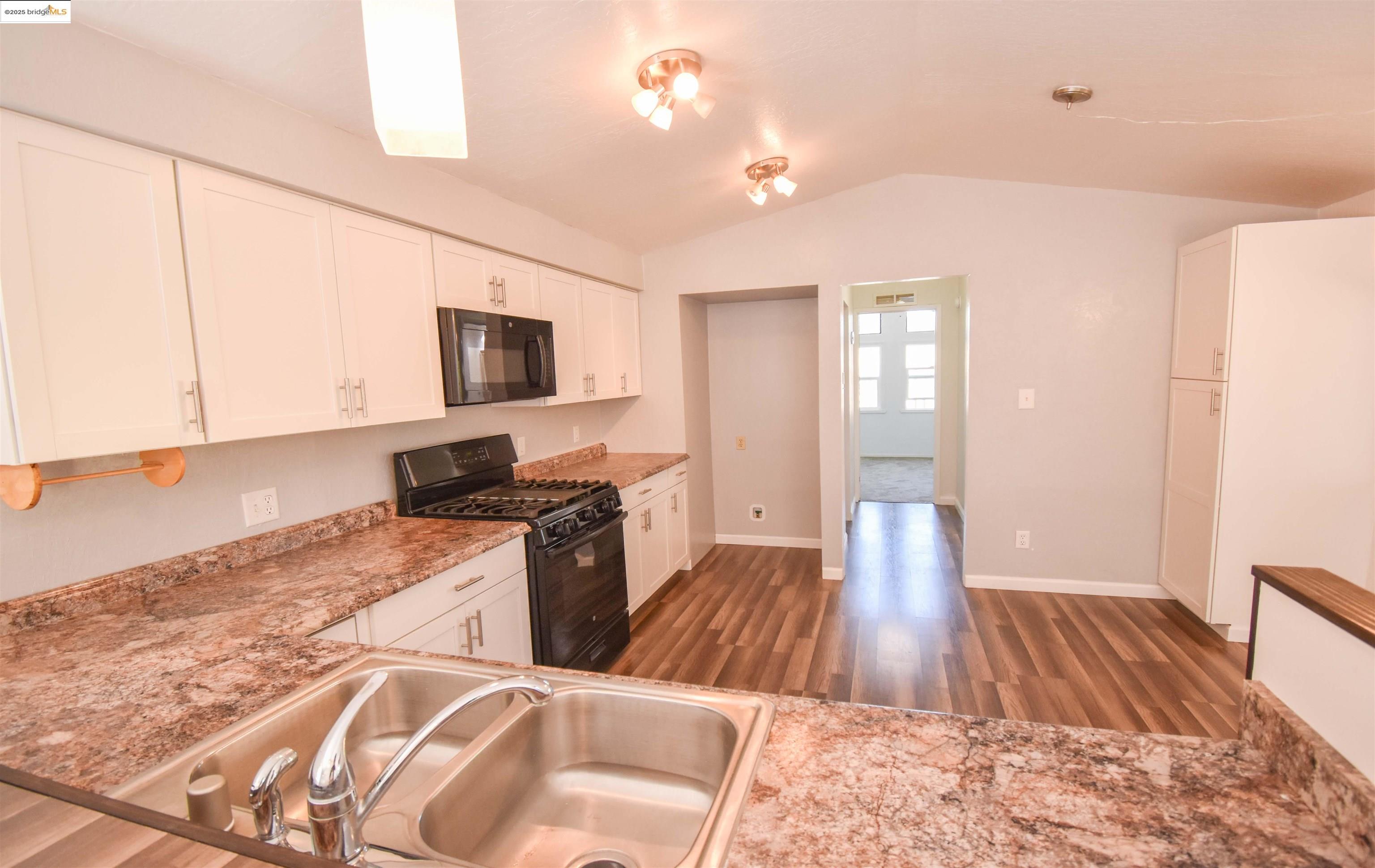 Detail Gallery Image 5 of 37 For 17390 Campbell Flat Rd, Sonora,  CA 95370 - 2 Beds | 2 Baths