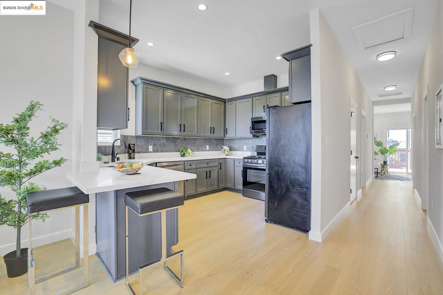 Detail Gallery Image 14 of 56 For 3107 Filbert St, Oakland,  CA 94608 - 4 Beds | 2 Baths