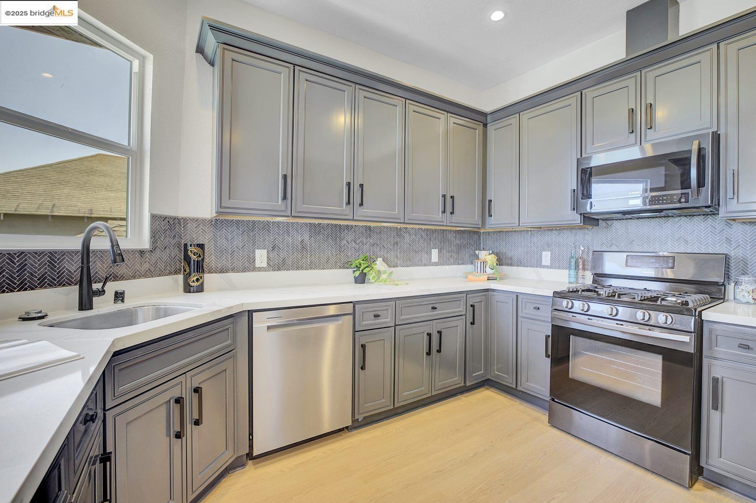 Detail Gallery Image 15 of 56 For 3107 Filbert St, Oakland,  CA 94608 - 4 Beds | 2 Baths
