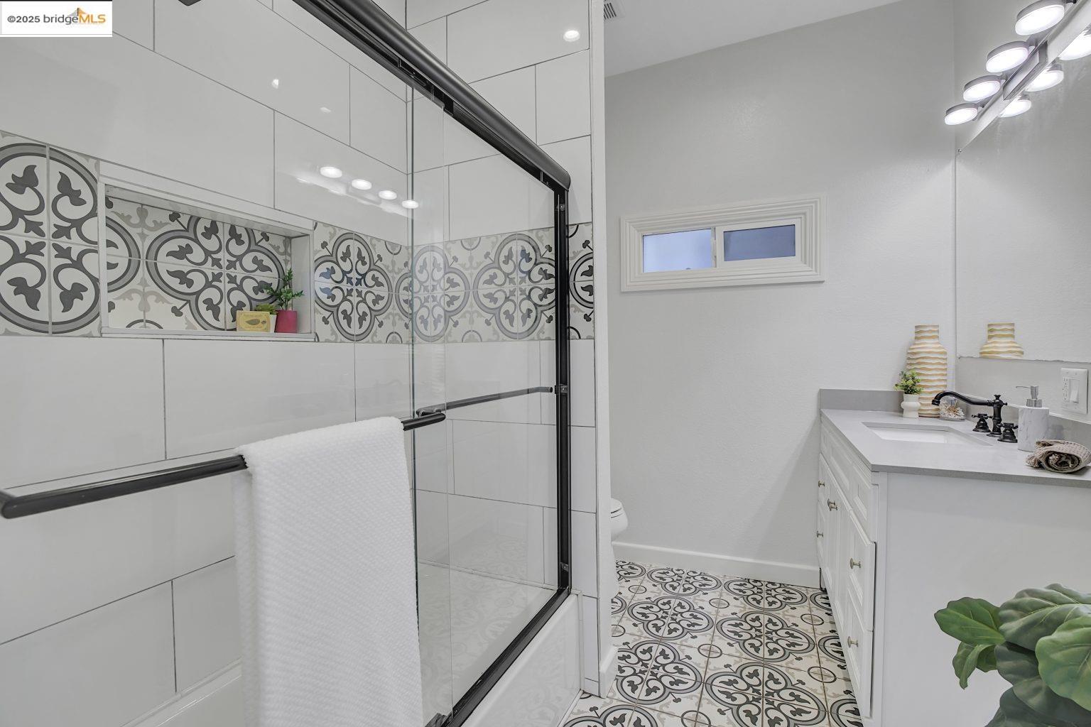Detail Gallery Image 24 of 56 For 3107 Filbert St, Oakland,  CA 94608 - 4 Beds | 2 Baths