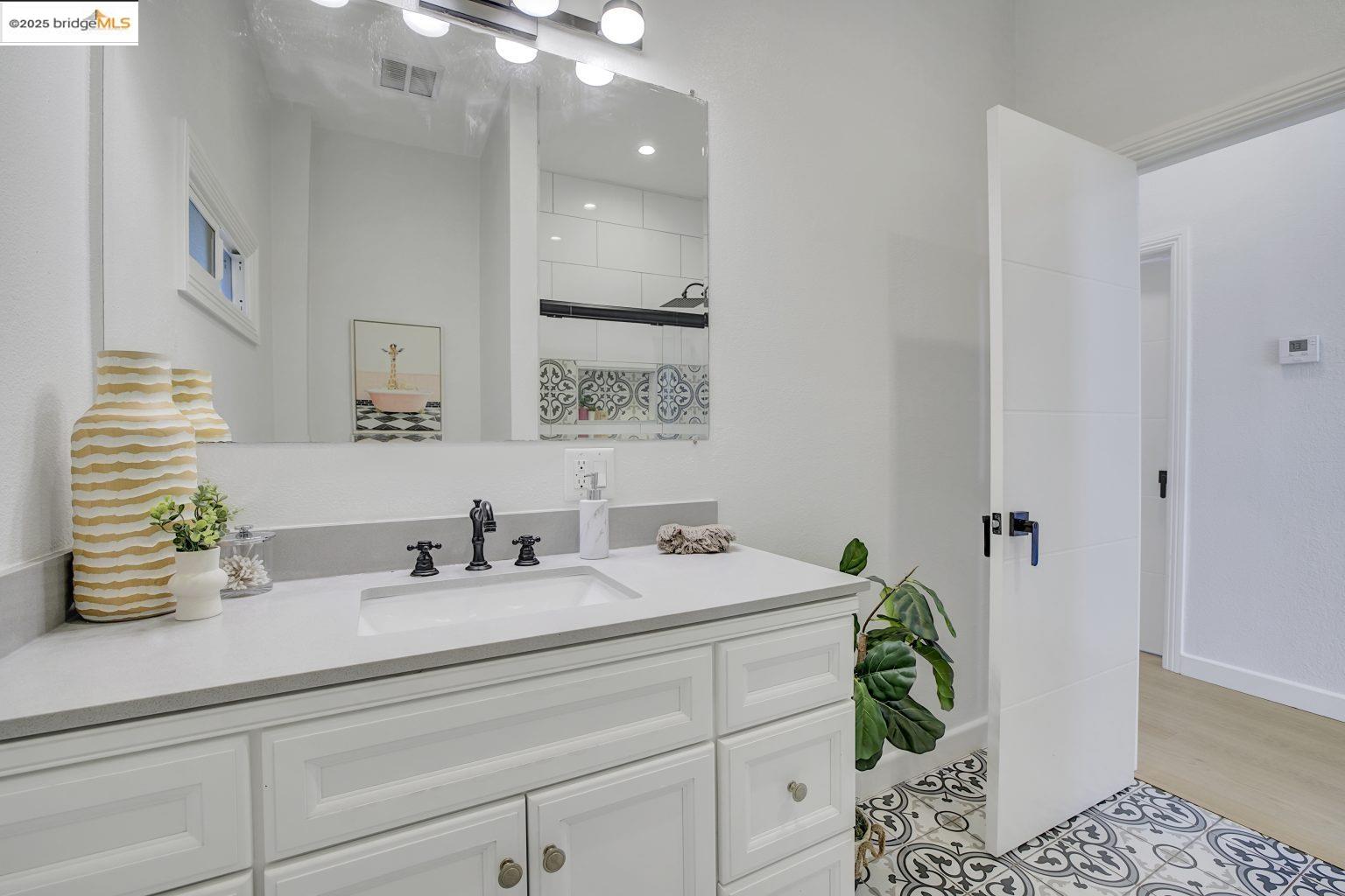 Detail Gallery Image 25 of 56 For 3107 Filbert St, Oakland,  CA 94608 - 4 Beds | 2 Baths