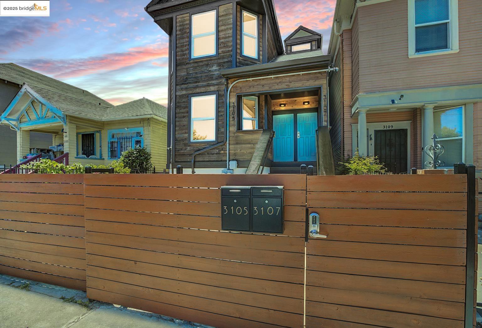 Detail Gallery Image 4 of 56 For 3107 Filbert St, Oakland,  CA 94608 - 4 Beds | 2 Baths