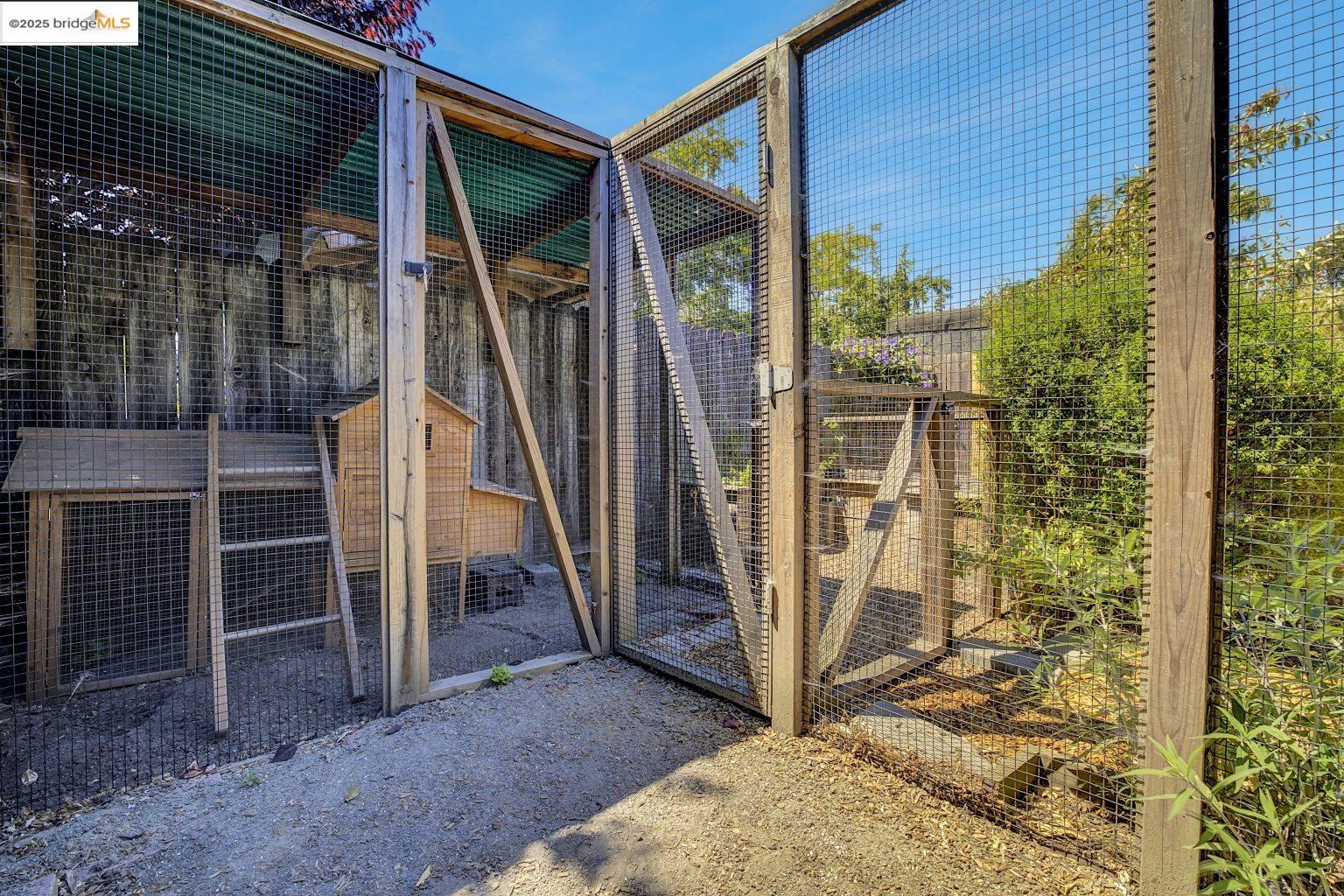 Detail Gallery Image 33 of 56 For 3107 Filbert St, Oakland,  CA 94608 - 4 Beds | 2 Baths