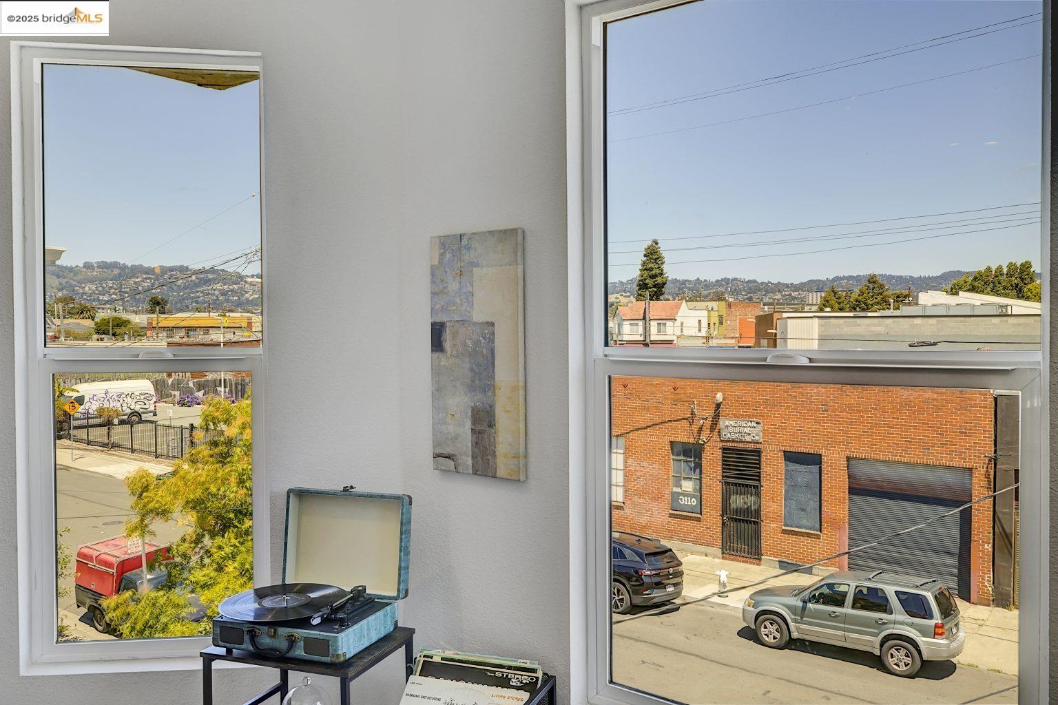 Detail Gallery Image 10 of 56 For 3107 Filbert St, Oakland,  CA 94608 - 4 Beds | 2 Baths