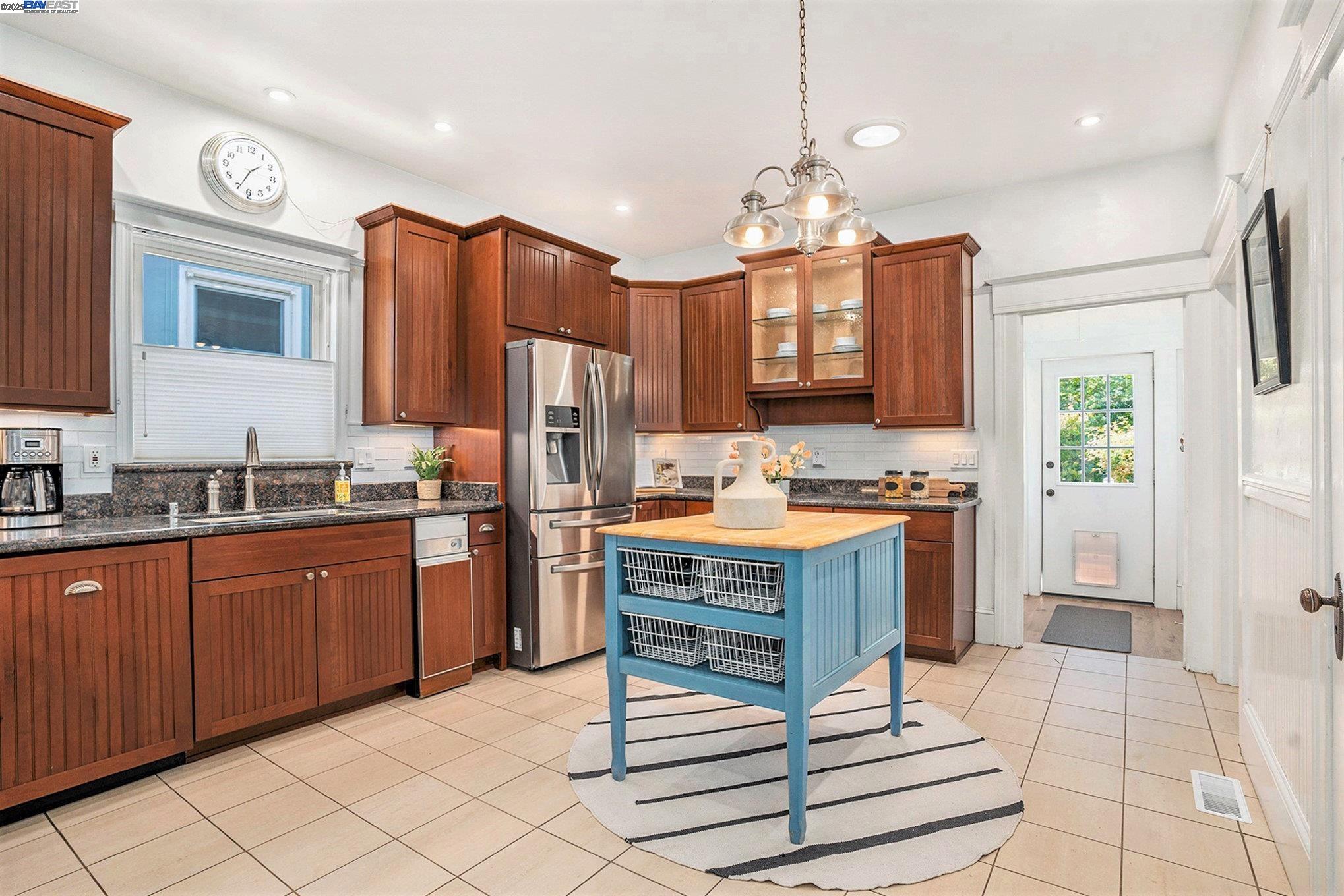 Detail Gallery Image 8 of 43 For 620 Taylor Avenue, Alameda,  CA 94501 - 3 Beds | 2/1 Baths