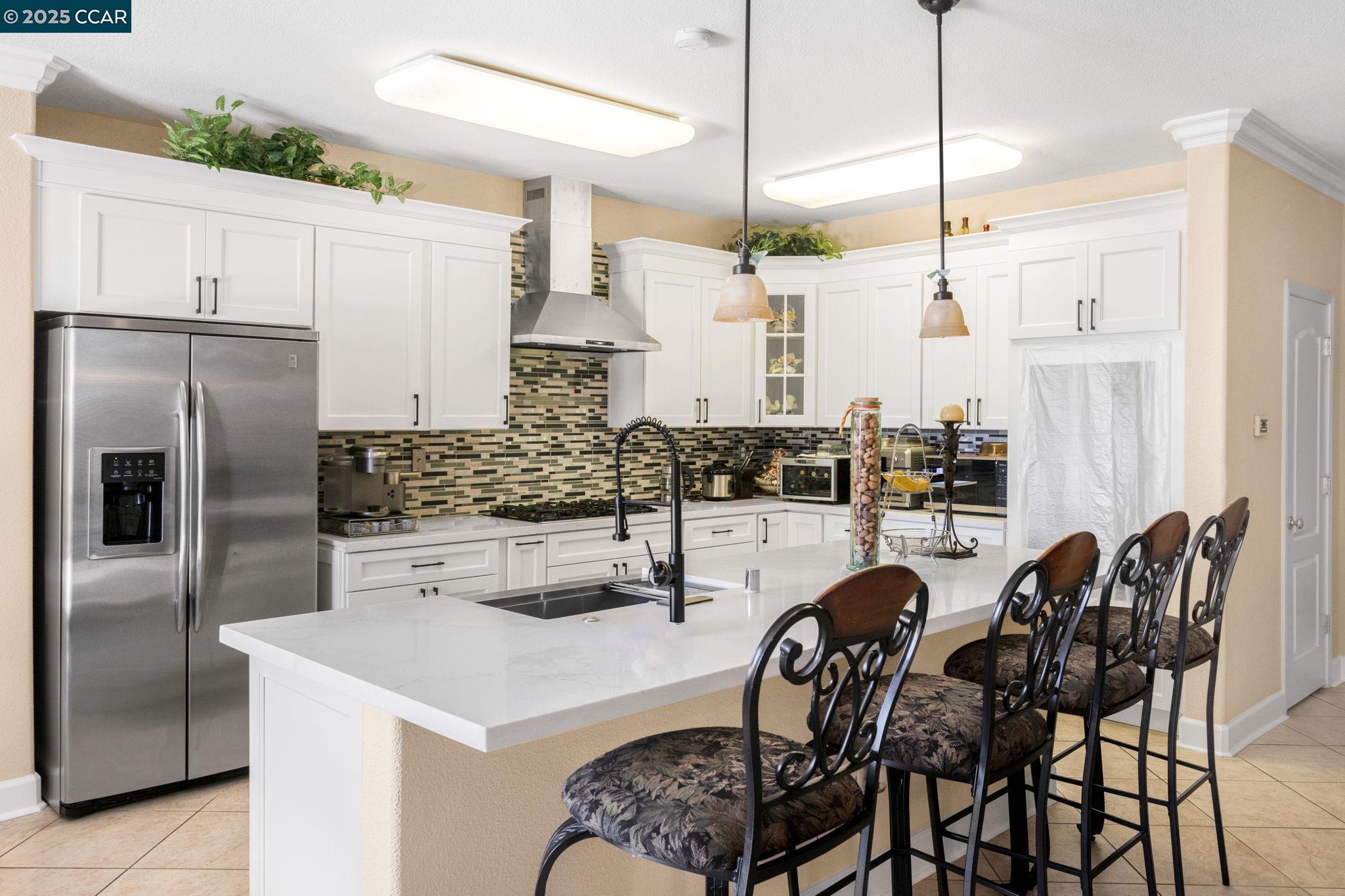 Detail Gallery Image 11 of 39 For 1426 Santa Teresa Dr, Pittsburg,  CA 94565 - 5 Beds | 4 Baths