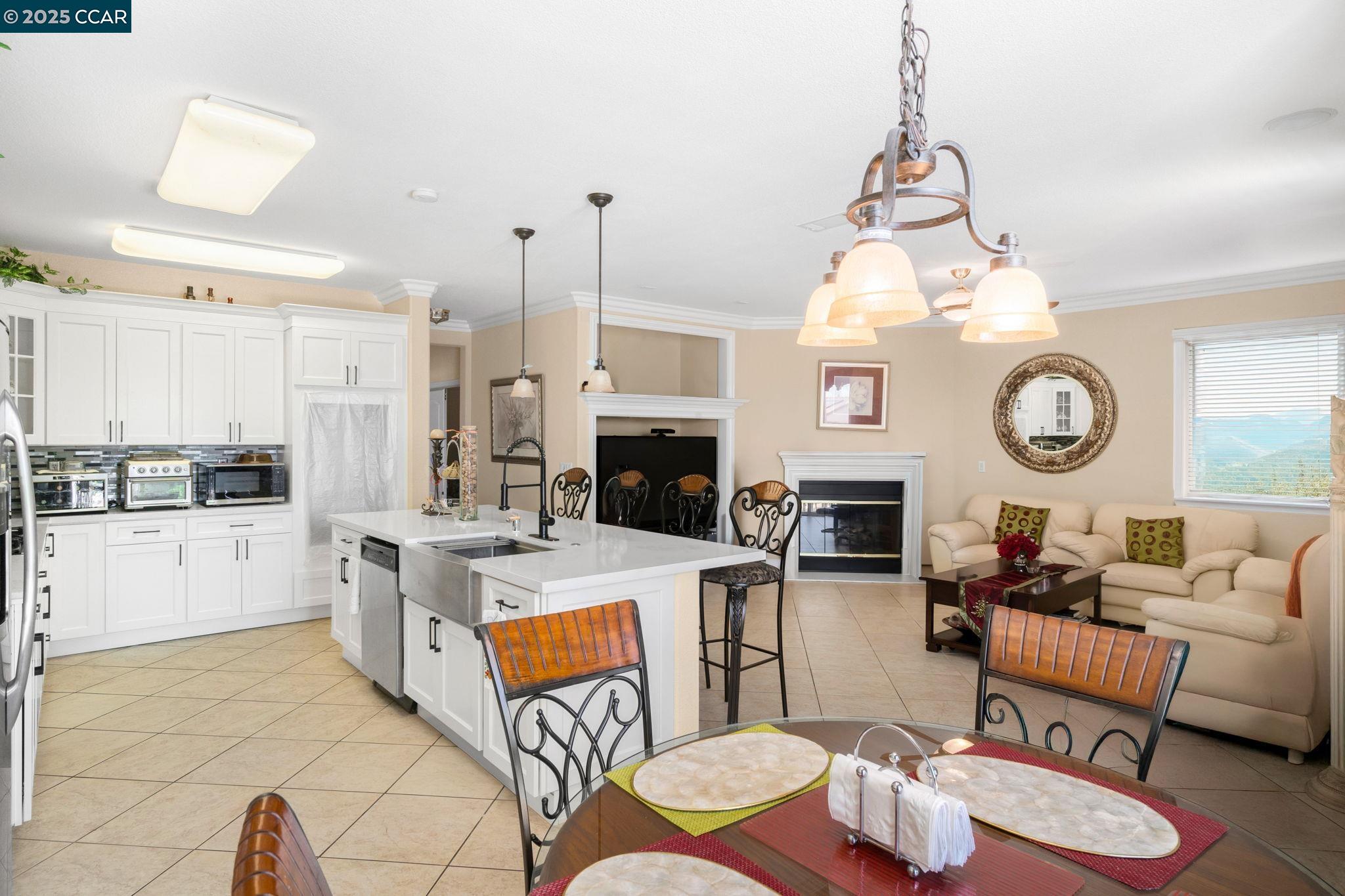 Detail Gallery Image 14 of 39 For 1426 Santa Teresa Dr, Pittsburg,  CA 94565 - 5 Beds | 4 Baths