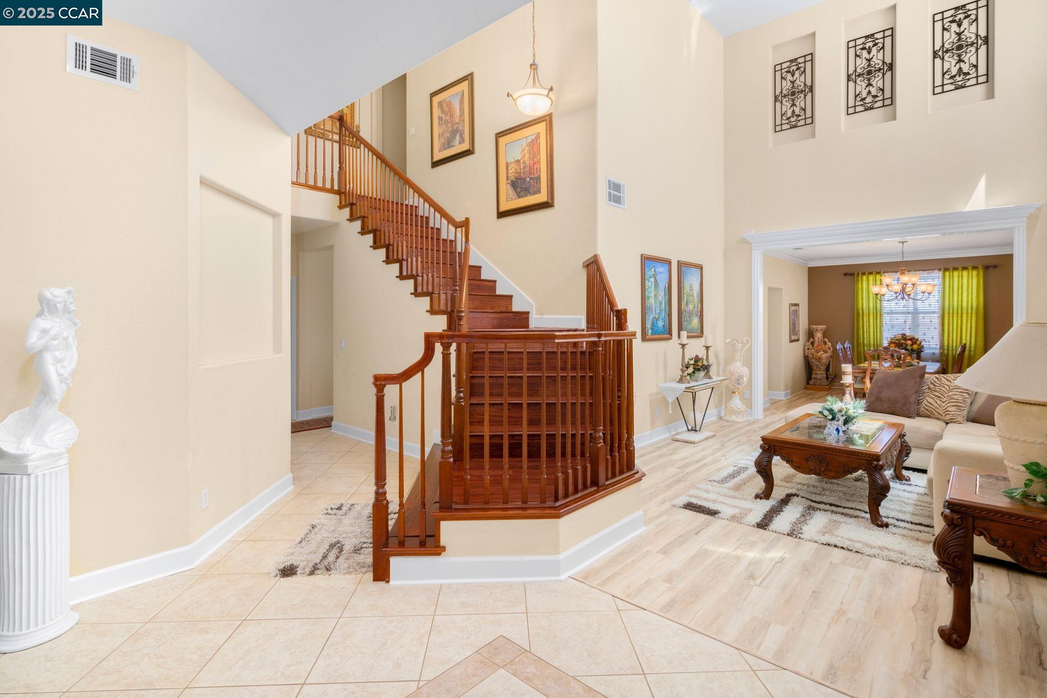 Detail Gallery Image 3 of 39 For 1426 Santa Teresa Dr, Pittsburg,  CA 94565 - 5 Beds | 4 Baths