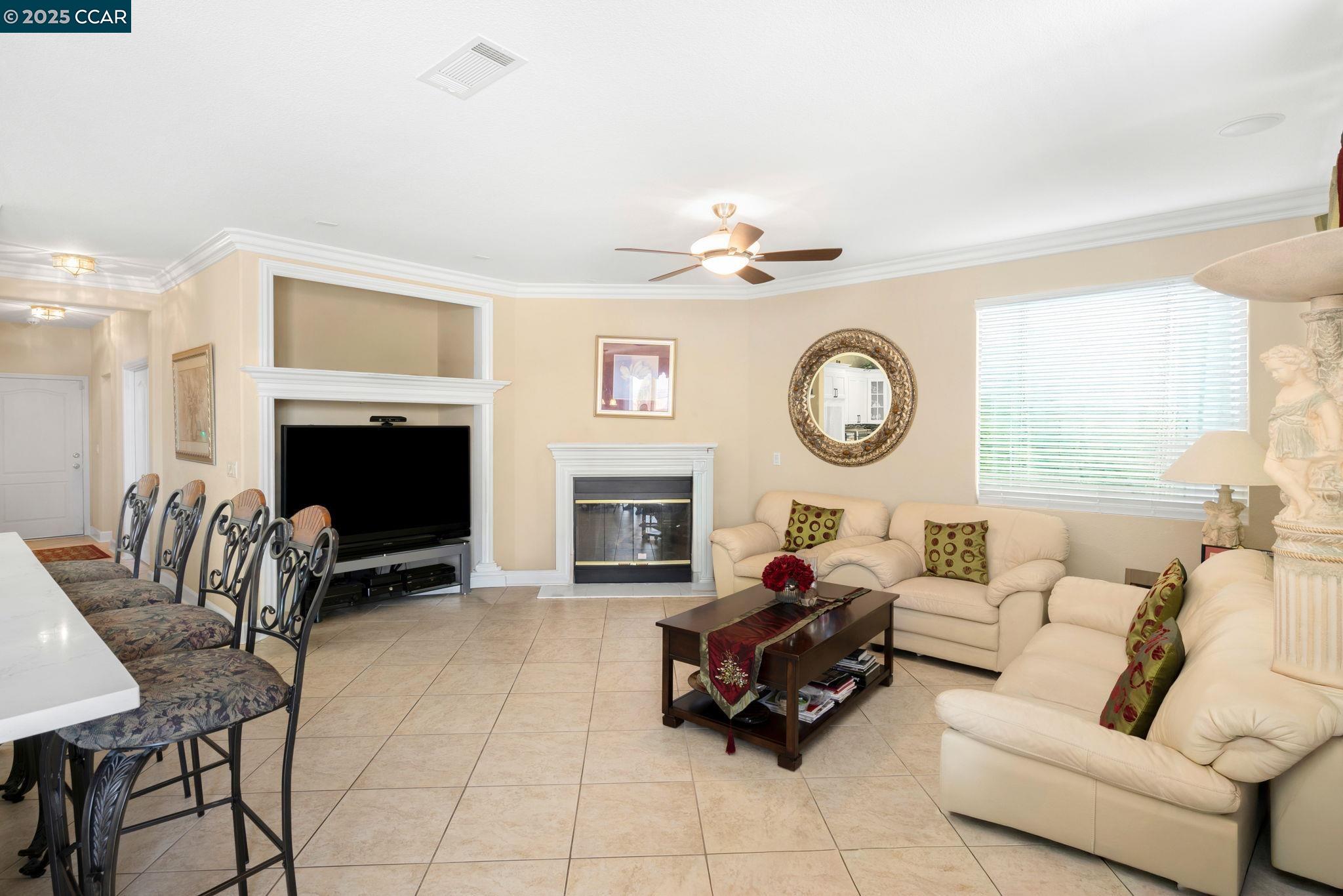 Detail Gallery Image 9 of 39 For 1426 Santa Teresa Dr, Pittsburg,  CA 94565 - 5 Beds | 4 Baths