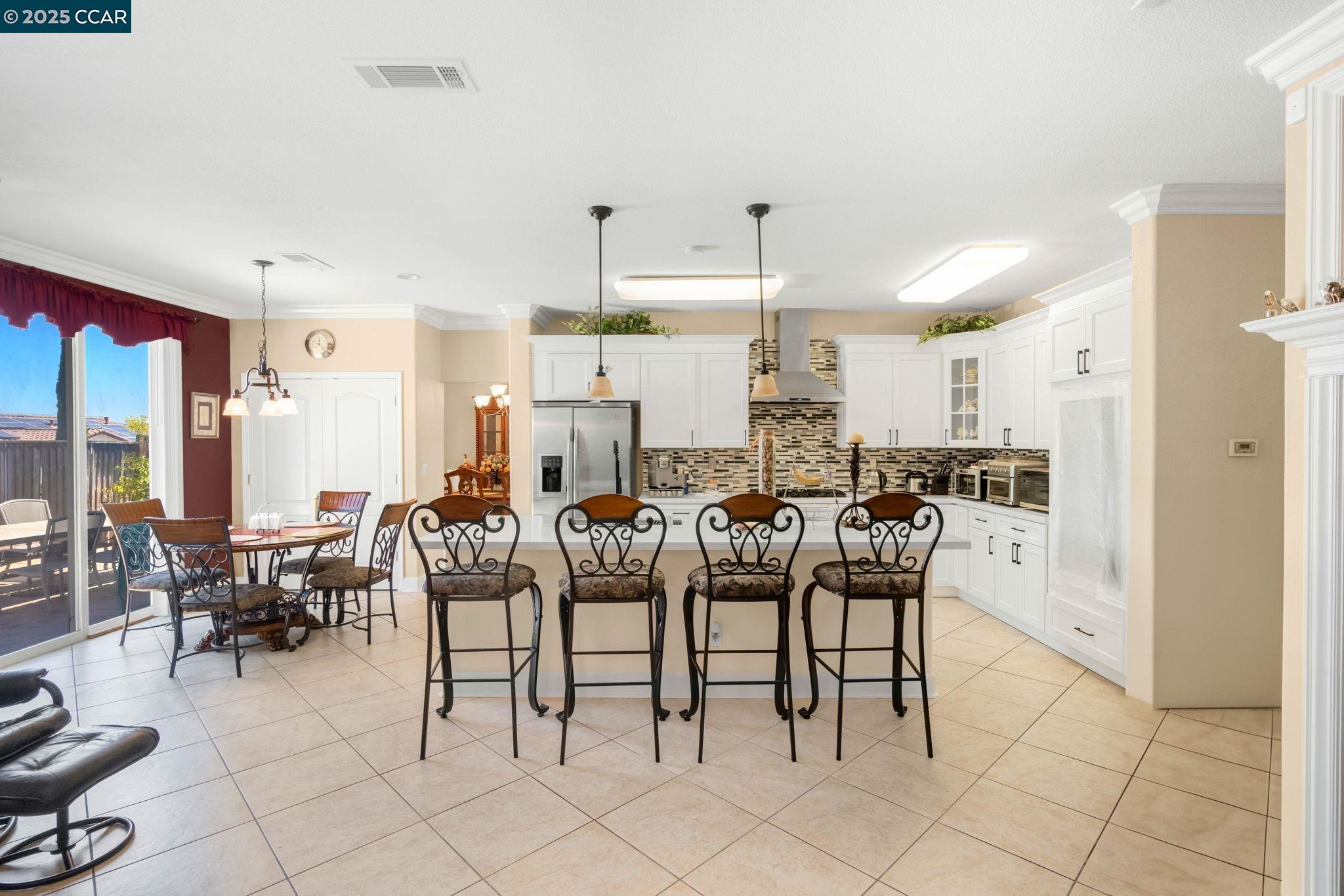 Detail Gallery Image 10 of 39 For 1426 Santa Teresa Dr, Pittsburg,  CA 94565 - 5 Beds | 4 Baths
