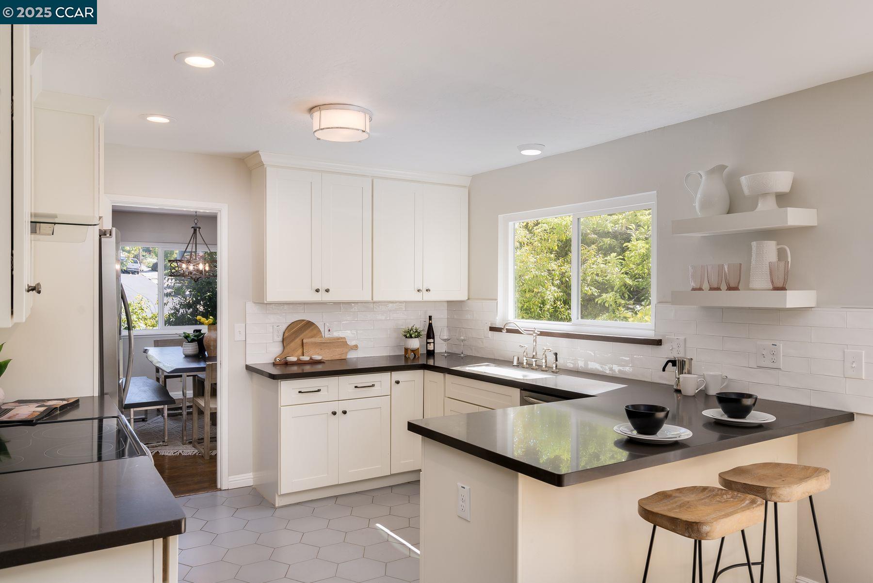 Detail Gallery Image 11 of 40 For 3686 Redwood Road, Oakland,  CA 94619 - 3 Beds | 2/1 Baths