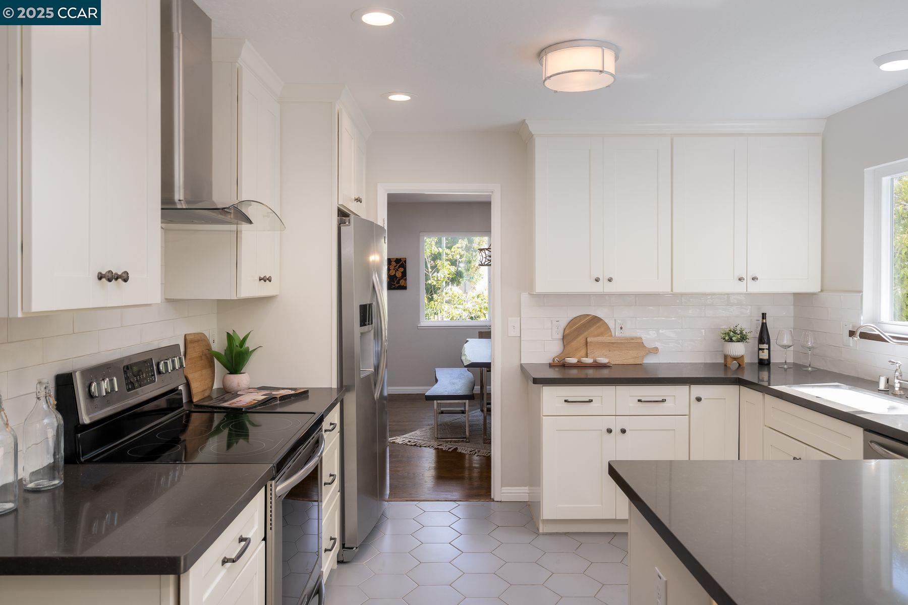 Detail Gallery Image 12 of 40 For 3686 Redwood Road, Oakland,  CA 94619 - 3 Beds | 2/1 Baths